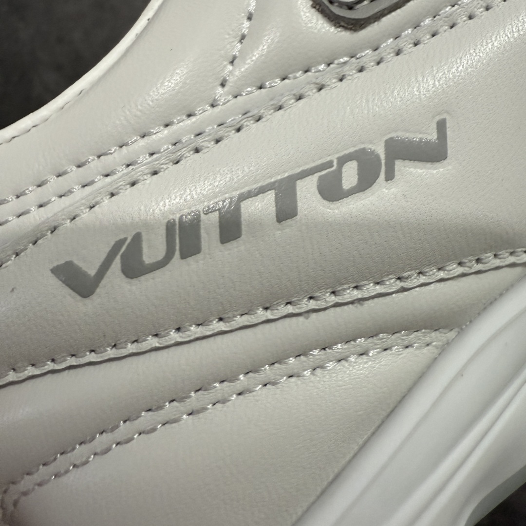 图片[3]-【专柜礼盒升级版】Louis Vuitton 2025 LV Footprint 情侣同款球鞋 市面最新版本 佛山高端品质 第一时间订入zp开发每个拼色的材质都是原版独家定制,与正品一致 做到对版对色大底开模高弹力环保发泡底 模具费都高达几十万 原版头层皮鞋面 压花都是按正品一比一打造开发 不偷半点料 不掺半点假 细节原版一致 可对比 全包套原版包装配件 最新包装大礼盒!! 目前市面一梯队级别 市场太杂请注意混卖版本 可区别材料 版型 质感 包装配件 一切肉眼可见的细节 法国巴黎百年奢侈品牌LV路易威登Louis Vuitton 尺码：38 39 40 41 42 43 44 45-选品中心