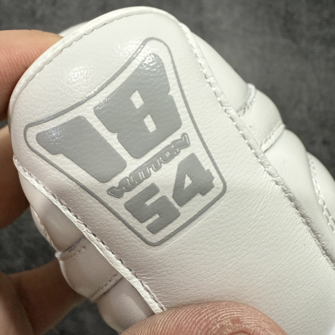 图片[2]-【专柜礼盒升级版】Louis Vuitton 2025 LV Footprint 情侣同款球鞋 市面最新版本 佛山高端品质 第一时间订入zp开发每个拼色的材质都是原版独家定制,与正品一致 做到对版对色大底开模高弹力环保发泡底 模具费都高达几十万 原版头层皮鞋面 压花都是按正品一比一打造开发 不偷半点料 不掺半点假 细节原版一致 可对比 全包套原版包装配件 最新包装大礼盒!! 目前市面一梯队级别 市场太杂请注意混卖版本 可区别材料 版型 质感 包装配件 一切肉眼可见的细节 法国巴黎百年奢侈品牌LV路易威登Louis Vuitton 尺码：38 39 40 41 42 43 44 45-选品中心