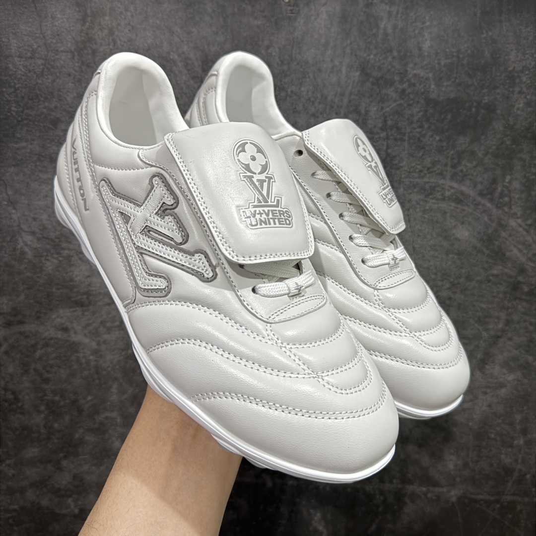【专柜礼盒升级版】Louis Vuitton 2025 LV Footprint 情侣同款球鞋 市面最新版本 佛山高端品质 第一时间订入zp开发每个拼色的材质都是原版独家定制,与正品一致 做到对版对色大底开模高弹力环保发泡底 模具费都高达几十万 原版头层皮鞋面 压花都是按正品一比一打造开发 不偷半点料 不掺半点假 细节原版一致 可对比 全包套原版包装配件 最新包装大礼盒!! 目前市面一梯队级别 市场太杂请注意混卖版本 可区别材料 版型 质感 包装配件 一切肉眼可见的细节 法国巴黎百年奢侈品牌LV路易威登Louis Vuitton 尺码：38 39 40 41 42 43 44 45-选品中心