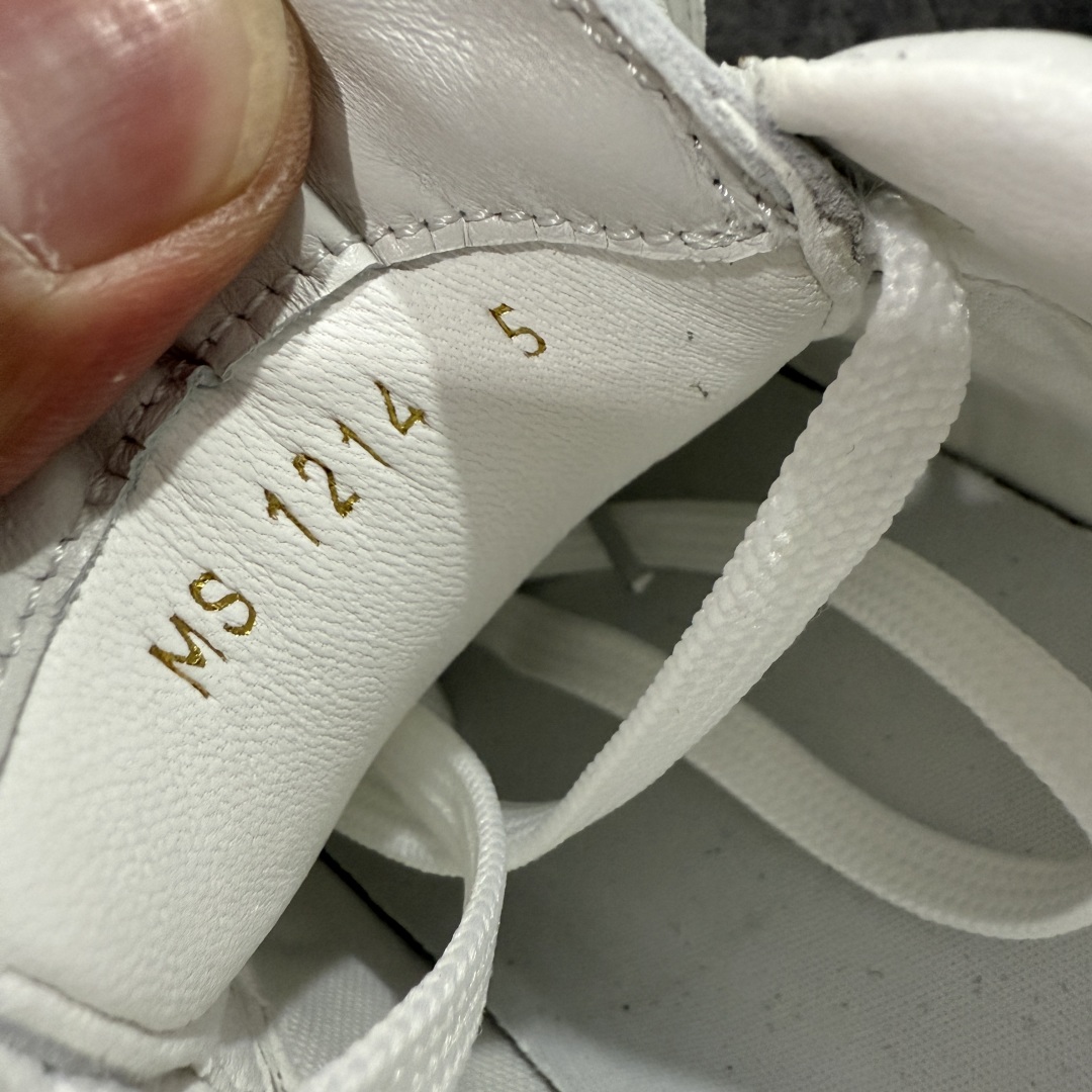 图片[8]-【专柜礼盒升级版】Louis Vuitton 2025 LV Footprint 情侣同款球鞋 市面最新版本 佛山高端品质 第一时间订入zp开发每个拼色的材质都是原版独家定制,与正品一致 做到对版对色大底开模高弹力环保发泡底 模具费都高达几十万 原版头层皮鞋面 压花都是按正品一比一打造开发 不偷半点料 不掺半点假 细节原版一致 可对比 全包套原版包装配件 最新包装大礼盒!! 目前市面一梯队级别 市场太杂请注意混卖版本 可区别材料 版型 质感 包装配件 一切肉眼可见的细节 法国巴黎百年奢侈品牌LV路易威登Louis Vuitton 尺码：38 39 40 41 42 43 44 45-选品中心