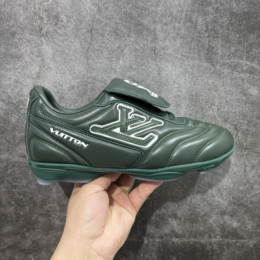 【专柜礼盒升级版】Louis Vuitton 2025 LV Footprint 情侣同款球鞋 市面最新版本 佛山高端品质 第一时间订入zp开发每个拼色的材质都是原版独家定制,与正品一致 做到对版对色大底开模高弹力环保发泡底 模具费都高达几十万 原版头层皮鞋面 压花都是按正品一比一打造开发 不偷半点料 不掺半点假 细节原版一致 可对比 全包套原版包装配件 最新包装大礼盒!! 目前市面一梯队级别 市场太杂请注意混卖版本 可区别材料 版型 质感 包装配件 一切肉眼可见的细节 法国巴黎百年奢侈品牌LV路易威登Louis Vuitton 尺码：38 39 40 41 42 43 44 45-选品中心