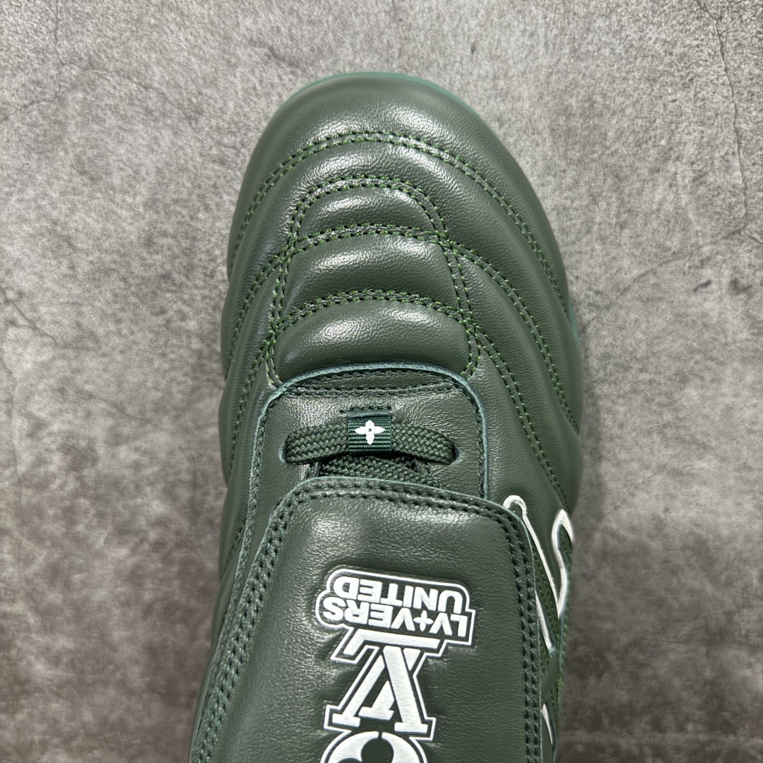 图片[5]-【专柜礼盒升级版】Louis Vuitton 2025 LV Footprint 情侣同款球鞋 市面最新版本 佛山高端品质 第一时间订入zp开发每个拼色的材质都是原版独家定制,与正品一致 做到对版对色大底开模高弹力环保发泡底 模具费都高达几十万 原版头层皮鞋面 压花都是按正品一比一打造开发 不偷半点料 不掺半点假 细节原版一致 可对比 全包套原版包装配件 最新包装大礼盒!! 目前市面一梯队级别 市场太杂请注意混卖版本 可区别材料 版型 质感 包装配件 一切肉眼可见的细节 法国巴黎百年奢侈品牌LV路易威登Louis Vuitton 尺码：38 39 40 41 42 43 44 45-选品中心