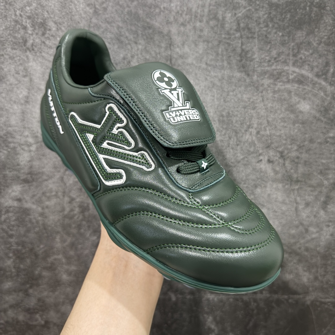 图片[3]-【专柜礼盒升级版】Louis Vuitton 2025 LV Footprint 情侣同款球鞋 市面最新版本 佛山高端品质 第一时间订入zp开发每个拼色的材质都是原版独家定制,与正品一致 做到对版对色大底开模高弹力环保发泡底 模具费都高达几十万 原版头层皮鞋面 压花都是按正品一比一打造开发 不偷半点料 不掺半点假 细节原版一致 可对比 全包套原版包装配件 最新包装大礼盒!! 目前市面一梯队级别 市场太杂请注意混卖版本 可区别材料 版型 质感 包装配件 一切肉眼可见的细节 法国巴黎百年奢侈品牌LV路易威登Louis Vuitton 尺码：38 39 40 41 42 43 44 45-选品中心