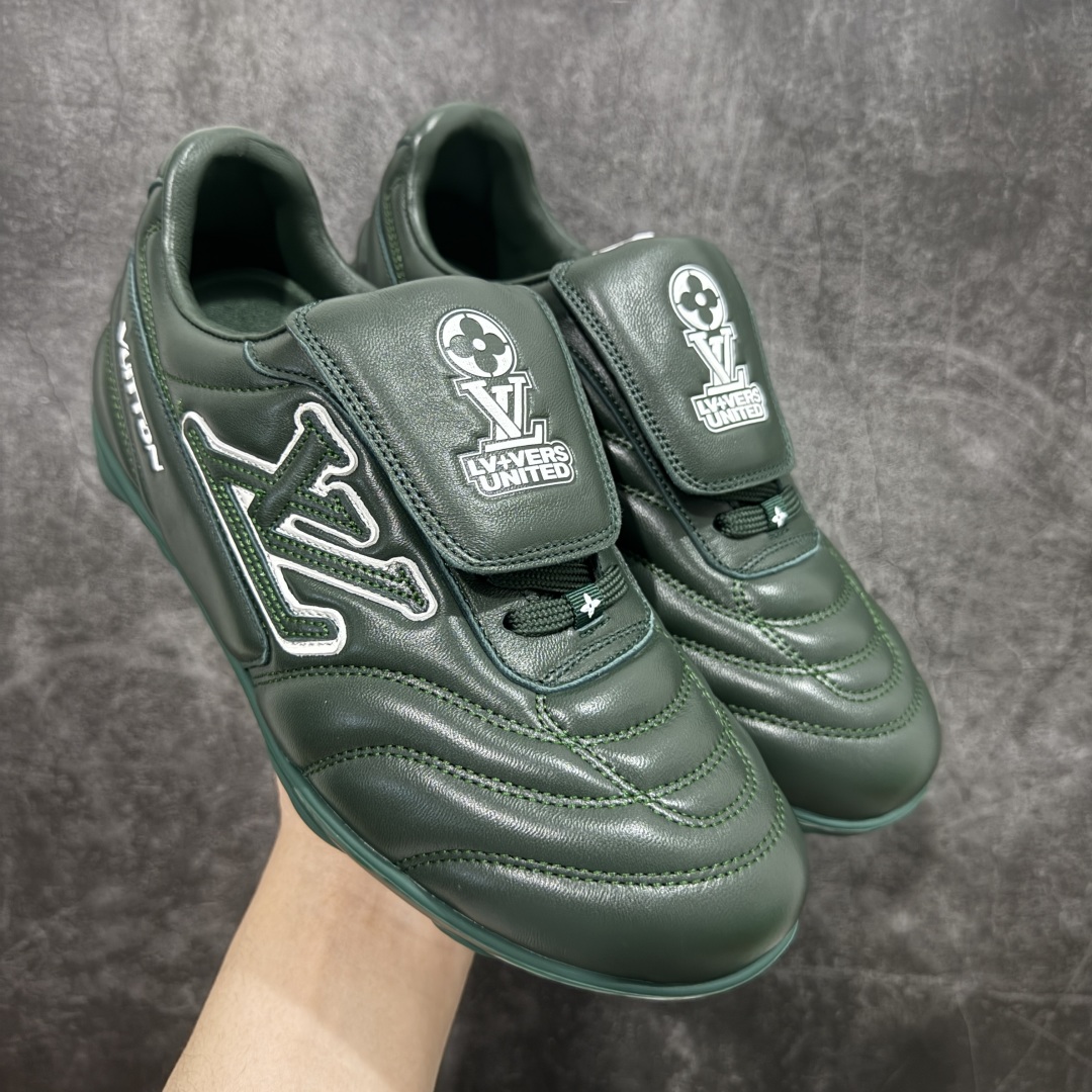 【专柜礼盒升级版】Louis Vuitton 2025 LV Footprint 情侣同款球鞋 市面最新版本 佛山高端品质 第一时间订入zp开发每个拼色的材质都是原版独家定制,与正品一致 做到对版对色大底开模高弹力环保发泡底 模具费都高达几十万 原版头层皮鞋面 压花都是按正品一比一打造开发 不偷半点料 不掺半点假 细节原版一致 可对比 全包套原版包装配件 最新包装大礼盒!! 目前市面一梯队级别 市场太杂请注意混卖版本 可区别材料 版型 质感 包装配件 一切肉眼可见的细节 法国巴黎百年奢侈品牌LV路易威登Louis Vuitton 尺码:38 39 40 41 42 43 44 45-选品中心