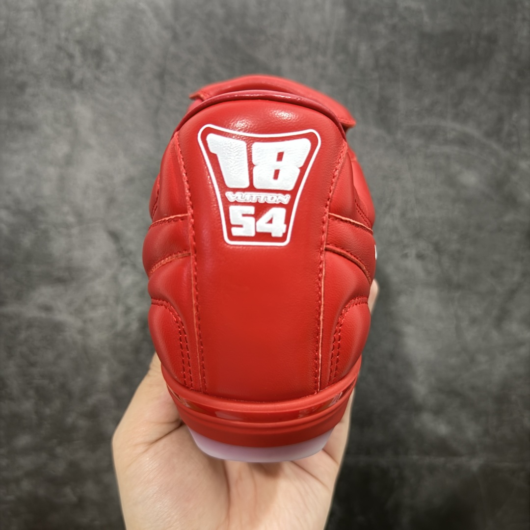 图片[4]-【专柜礼盒升级版】Louis Vuitton 2025 LV Footprint 情侣同款球鞋 市面最新版本 佛山高端品质 第一时间订入zp开发每个拼色的材质都是原版独家定制,与正品一致 做到对版对色大底开模高弹力环保发泡底 模具费都高达几十万 原版头层皮鞋面 压花都是按正品一比一打造开发 不偷半点料 不掺半点假 细节原版一致 可对比 全包套原版包装配件 最新包装大礼盒!! 目前市面一梯队级别 市场太杂请注意混卖版本 可区别材料 版型 质感 包装配件 一切肉眼可见的细节 法国巴黎百年奢侈品牌LV路易威登Louis Vuitton 尺码：38 39 40 41 42 43 44 45-选品中心