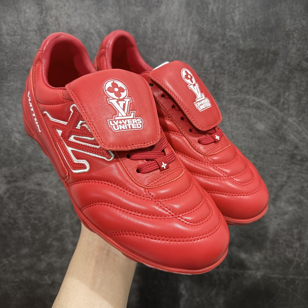 【专柜礼盒升级版】Louis Vuitton 2025 LV Footprint 情侣同款球鞋 市面最新版本 佛山高端品质 第一时间订入zp开发每个拼色的材质都是原版独家定制,与正品一致 做到对版对色大底开模高弹力环保发泡底 模具费都高达几十万 原版头层皮鞋面 压花都是按正品一比一打造开发 不偷半点料 不掺半点假 细节原版一致 可对比 全包套原版包装配件 最新包装大礼盒!! 目前市面一梯队级别 市场太杂请注意混卖版本 可区别材料 版型 质感 包装配件 一切肉眼可见的细节 法国巴黎百年奢侈品牌LV路易威登Louis Vuitton 尺码:38 39 40 41 42 43 44 45-选品中心