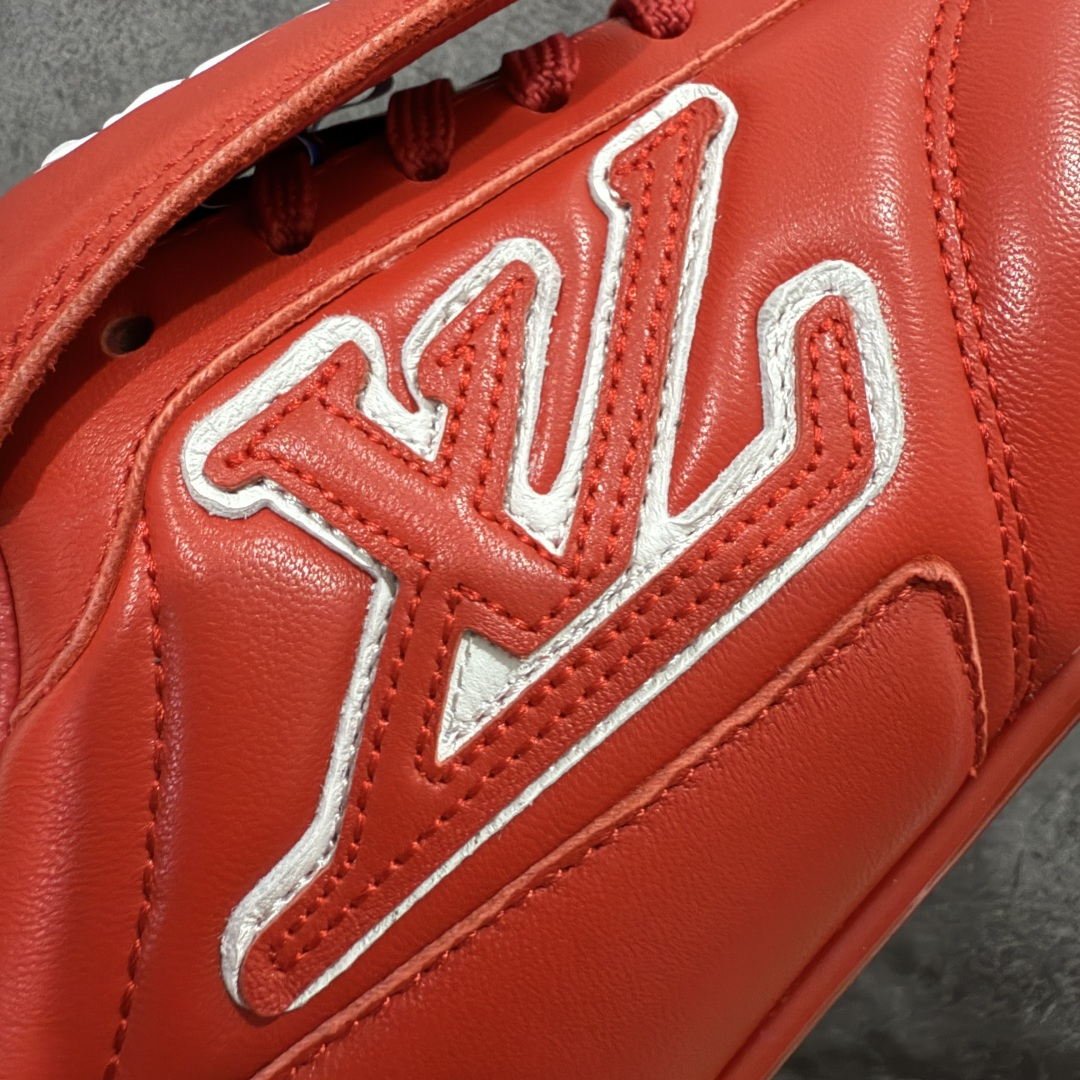 图片[4]-【专柜礼盒升级版】Louis Vuitton 2025 LV Footprint 情侣同款球鞋 市面最新版本 佛山高端品质 第一时间订入zp开发每个拼色的材质都是原版独家定制,与正品一致 做到对版对色大底开模高弹力环保发泡底 模具费都高达几十万 原版头层皮鞋面 压花都是按正品一比一打造开发 不偷半点料 不掺半点假 细节原版一致 可对比 全包套原版包装配件 最新包装大礼盒!! 目前市面一梯队级别 市场太杂请注意混卖版本 可区别材料 版型 质感 包装配件 一切肉眼可见的细节 法国巴黎百年奢侈品牌LV路易威登Louis Vuitton 尺码：38 39 40 41 42 43 44 45-选品中心