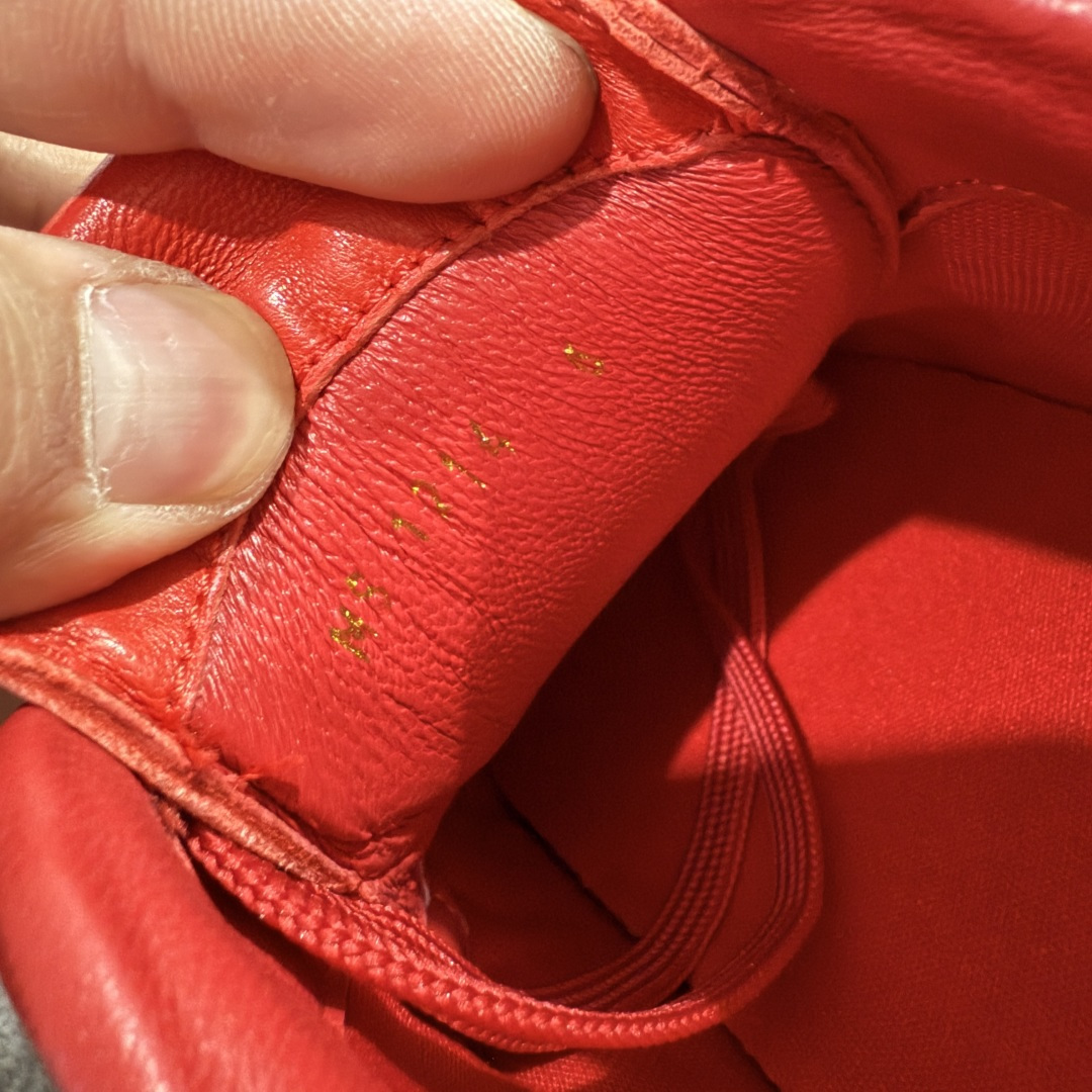 图片[7]-【专柜礼盒升级版】Louis Vuitton 2025 LV Footprint 情侣同款球鞋 市面最新版本 佛山高端品质 第一时间订入zp开发每个拼色的材质都是原版独家定制,与正品一致 做到对版对色大底开模高弹力环保发泡底 模具费都高达几十万 原版头层皮鞋面 压花都是按正品一比一打造开发 不偷半点料 不掺半点假 细节原版一致 可对比 全包套原版包装配件 最新包装大礼盒!! 目前市面一梯队级别 市场太杂请注意混卖版本 可区别材料 版型 质感 包装配件 一切肉眼可见的细节 法国巴黎百年奢侈品牌LV路易威登Louis Vuitton 尺码：38 39 40 41 42 43 44 45-选品中心