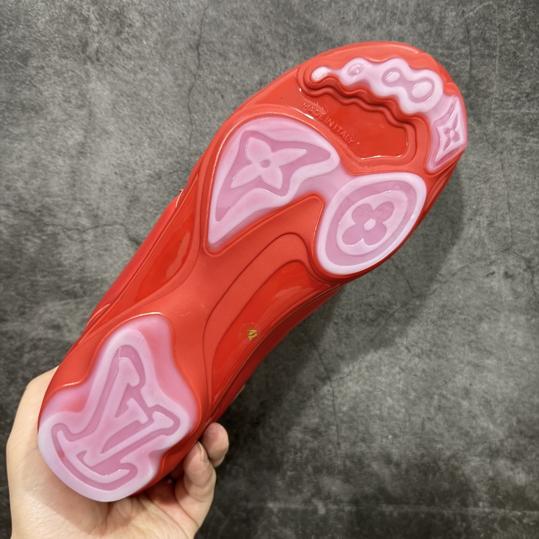 图片[9]-【专柜礼盒升级版】Louis Vuitton 2025 LV Footprint 情侣同款球鞋 市面最新版本 佛山高端品质 第一时间订入zp开发每个拼色的材质都是原版独家定制,与正品一致 做到对版对色大底开模高弹力环保发泡底 模具费都高达几十万 原版头层皮鞋面 压花都是按正品一比一打造开发 不偷半点料 不掺半点假 细节原版一致 可对比 全包套原版包装配件 最新包装大礼盒!! 目前市面一梯队级别 市场太杂请注意混卖版本 可区别材料 版型 质感 包装配件 一切肉眼可见的细节 法国巴黎百年奢侈品牌LV路易威登Louis Vuitton 尺码：38 39 40 41 42 43 44 45-选品中心