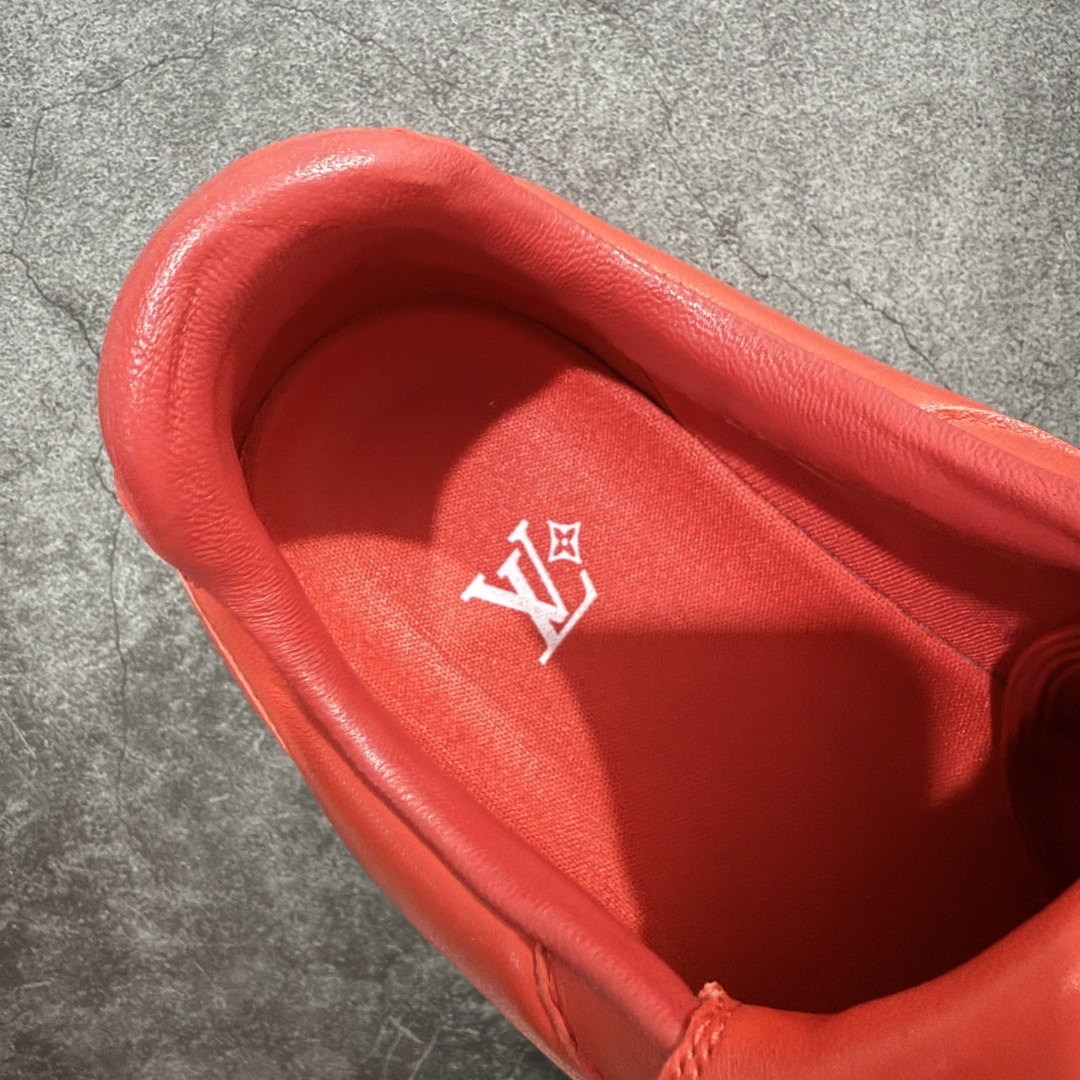 图片[8]-【专柜礼盒升级版】Louis Vuitton 2025 LV Footprint 情侣同款球鞋 市面最新版本 佛山高端品质 第一时间订入zp开发每个拼色的材质都是原版独家定制,与正品一致 做到对版对色大底开模高弹力环保发泡底 模具费都高达几十万 原版头层皮鞋面 压花都是按正品一比一打造开发 不偷半点料 不掺半点假 细节原版一致 可对比 全包套原版包装配件 最新包装大礼盒!! 目前市面一梯队级别 市场太杂请注意混卖版本 可区别材料 版型 质感 包装配件 一切肉眼可见的细节 法国巴黎百年奢侈品牌LV路易威登Louis Vuitton 尺码：38 39 40 41 42 43 44 45-选品中心