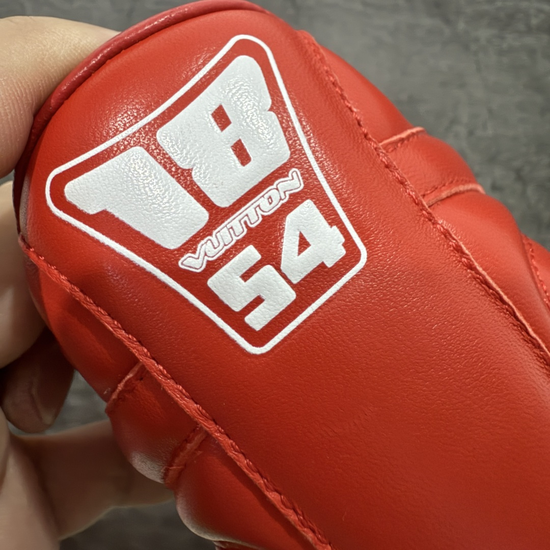 图片[2]-【专柜礼盒升级版】Louis Vuitton 2025 LV Footprint 情侣同款球鞋 市面最新版本 佛山高端品质 第一时间订入zp开发每个拼色的材质都是原版独家定制,与正品一致 做到对版对色大底开模高弹力环保发泡底 模具费都高达几十万 原版头层皮鞋面 压花都是按正品一比一打造开发 不偷半点料 不掺半点假 细节原版一致 可对比 全包套原版包装配件 最新包装大礼盒!! 目前市面一梯队级别 市场太杂请注意混卖版本 可区别材料 版型 质感 包装配件 一切肉眼可见的细节 法国巴黎百年奢侈品牌LV路易威登Louis Vuitton 尺码：38 39 40 41 42 43 44 45-选品中心