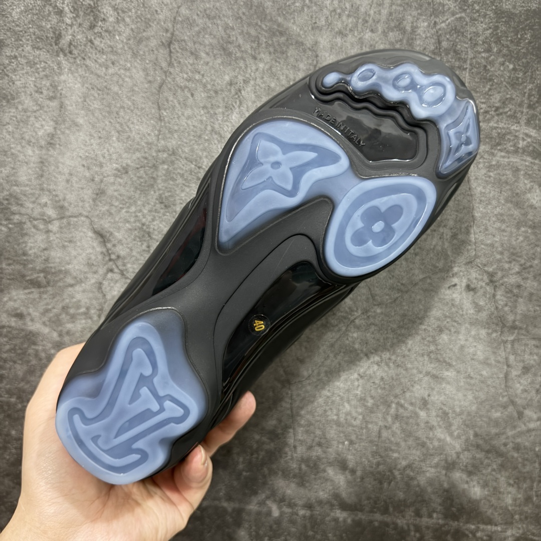 图片[9]-【专柜礼盒升级版】Louis Vuitton 2025 LV Footprint 情侣同款球鞋 市面最新版本 佛山高端品质 第一时间订入zp开发每个拼色的材质都是原版独家定制,与正品一致 做到对版对色大底开模高弹力环保发泡底 模具费都高达几十万 原版头层皮鞋面 压花都是按正品一比一打造开发 不偷半点料 不掺半点假 细节原版一致 可对比 全包套原版包装配件 最新包装大礼盒!! 目前市面一梯队级别 市场太杂请注意混卖版本 可区别材料 版型 质感 包装配件 一切肉眼可见的细节 法国巴黎百年奢侈品牌LV路易威登Louis Vuitton 尺码：38 39 40 41 42 43 44 45-选品中心