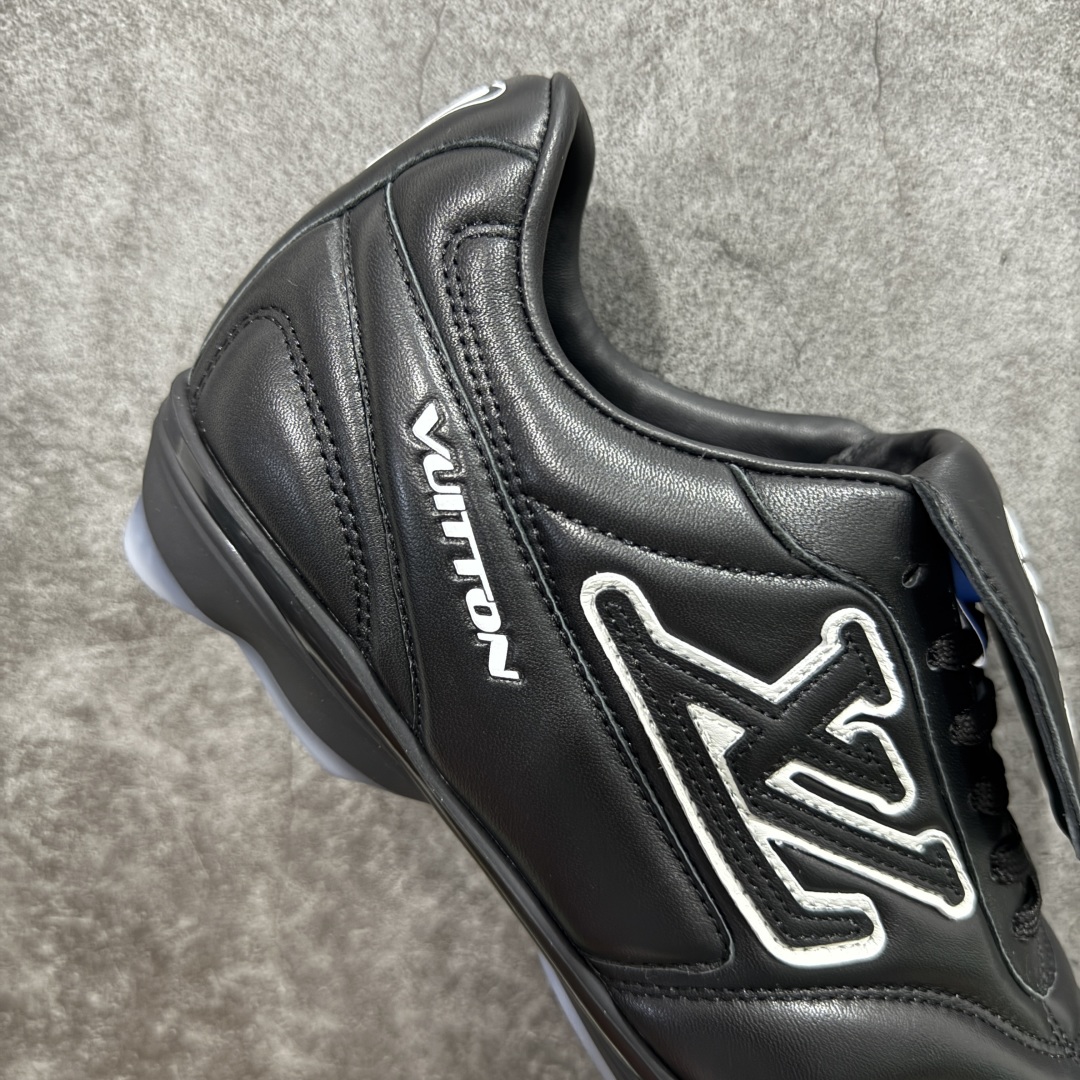 图片[7]-【专柜礼盒升级版】Louis Vuitton 2025 LV Footprint 情侣同款球鞋 市面最新版本 佛山高端品质 第一时间订入zp开发每个拼色的材质都是原版独家定制,与正品一致 做到对版对色大底开模高弹力环保发泡底 模具费都高达几十万 原版头层皮鞋面 压花都是按正品一比一打造开发 不偷半点料 不掺半点假 细节原版一致 可对比 全包套原版包装配件 最新包装大礼盒!! 目前市面一梯队级别 市场太杂请注意混卖版本 可区别材料 版型 质感 包装配件 一切肉眼可见的细节 法国巴黎百年奢侈品牌LV路易威登Louis Vuitton 尺码：38 39 40 41 42 43 44 45-选品中心