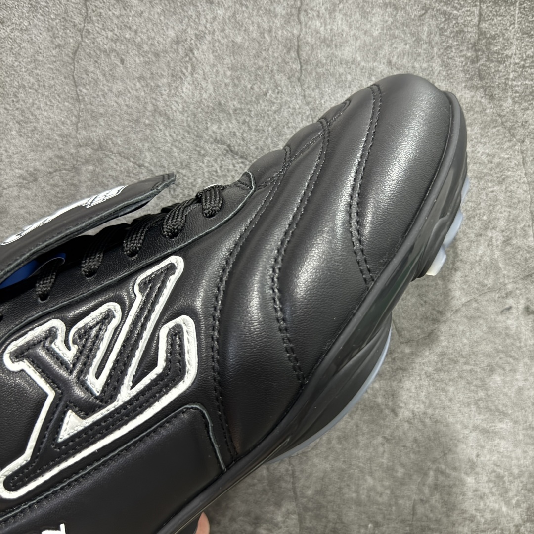 图片[6]-【专柜礼盒升级版】Louis Vuitton 2025 LV Footprint 情侣同款球鞋 市面最新版本 佛山高端品质 第一时间订入zp开发每个拼色的材质都是原版独家定制,与正品一致 做到对版对色大底开模高弹力环保发泡底 模具费都高达几十万 原版头层皮鞋面 压花都是按正品一比一打造开发 不偷半点料 不掺半点假 细节原版一致 可对比 全包套原版包装配件 最新包装大礼盒!! 目前市面一梯队级别 市场太杂请注意混卖版本 可区别材料 版型 质感 包装配件 一切肉眼可见的细节 法国巴黎百年奢侈品牌LV路易威登Louis Vuitton 尺码：38 39 40 41 42 43 44 45-选品中心