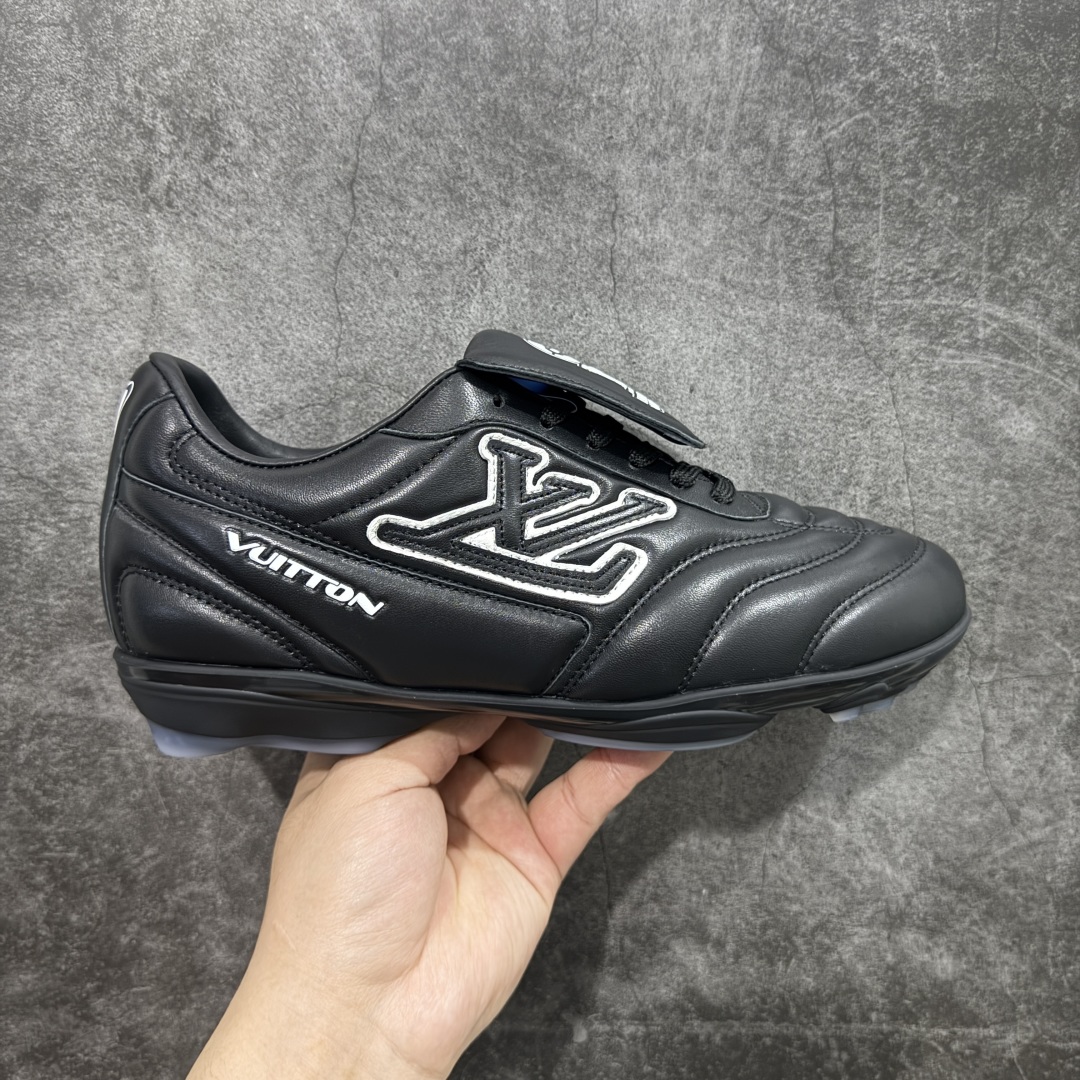 【专柜礼盒升级版】Louis Vuitton 2025 LV Footprint 情侣同款球鞋 市面最新版本 佛山高端品质 第一时间订入zp开发每个拼色的材质都是原版独家定制,与正品一致 做到对版对色大底开模高弹力环保发泡底 模具费都高达几十万 原版头层皮鞋面 压花都是按正品一比一打造开发 不偷半点料 不掺半点假 细节原版一致 可对比 全包套原版包装配件 最新包装大礼盒!! 目前市面一梯队级别 市场太杂请注意混卖版本 可区别材料 版型 质感 包装配件 一切肉眼可见的细节 法国巴黎百年奢侈品牌LV路易威登Louis Vuitton 尺码:38 39 40 41 42 43 44 45-选品中心