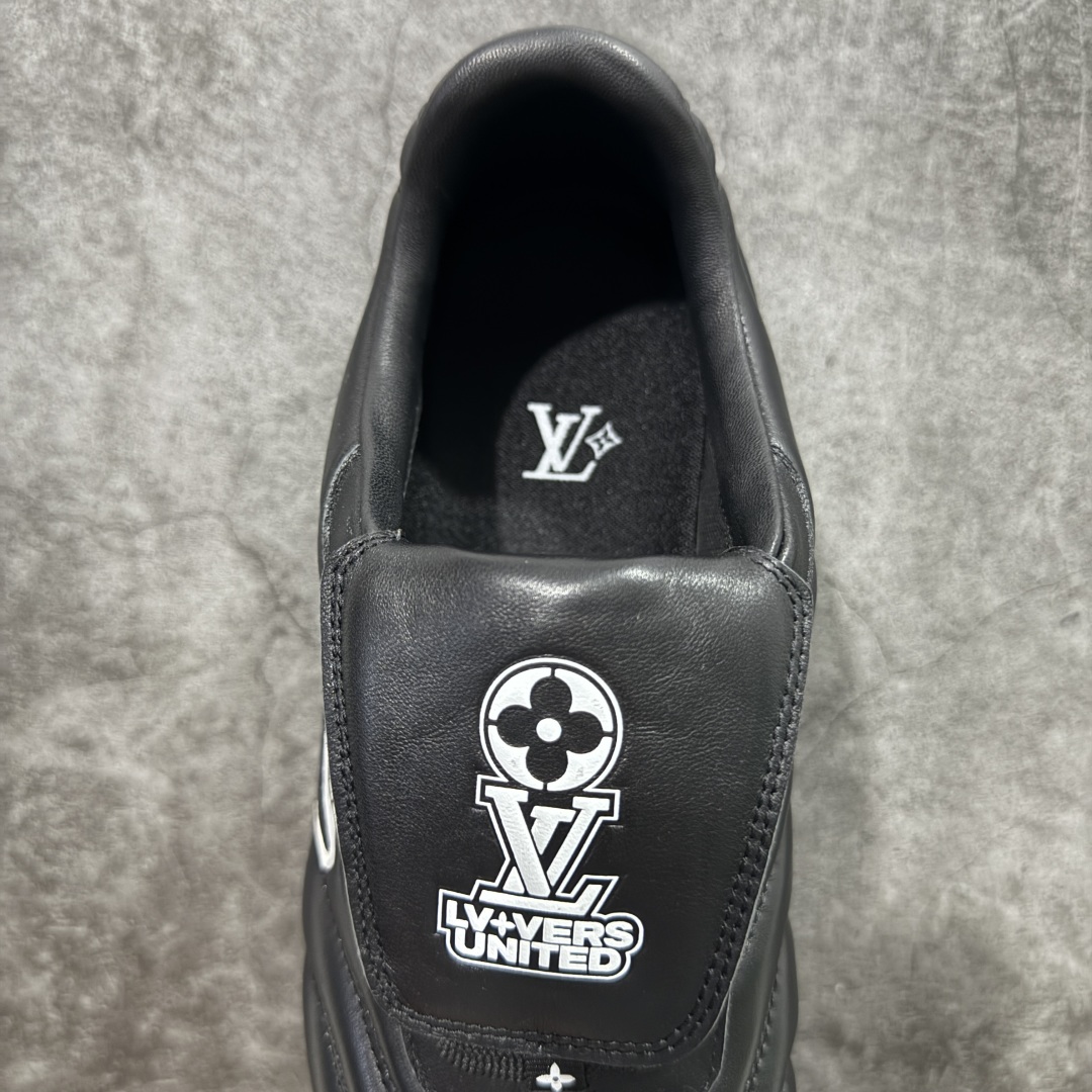 图片[8]-【专柜礼盒升级版】Louis Vuitton 2025 LV Footprint 情侣同款球鞋 市面最新版本 佛山高端品质 第一时间订入zp开发每个拼色的材质都是原版独家定制,与正品一致 做到对版对色大底开模高弹力环保发泡底 模具费都高达几十万 原版头层皮鞋面 压花都是按正品一比一打造开发 不偷半点料 不掺半点假 细节原版一致 可对比 全包套原版包装配件 最新包装大礼盒!! 目前市面一梯队级别 市场太杂请注意混卖版本 可区别材料 版型 质感 包装配件 一切肉眼可见的细节 法国巴黎百年奢侈品牌LV路易威登Louis Vuitton 尺码：38 39 40 41 42 43 44 45-选品中心