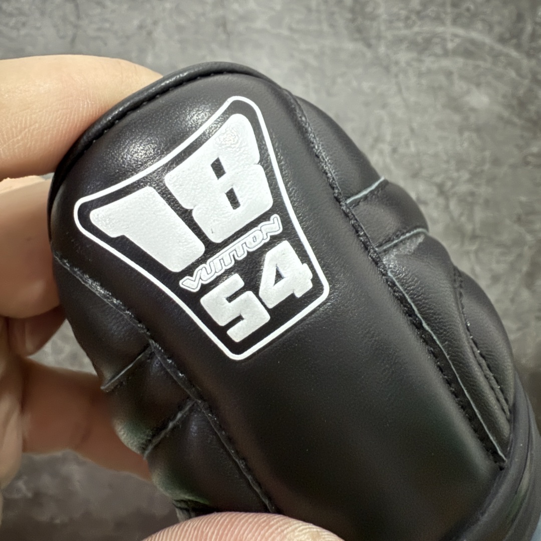 图片[2]-【专柜礼盒升级版】Louis Vuitton 2025 LV Footprint 情侣同款球鞋 市面最新版本 佛山高端品质 第一时间订入zp开发每个拼色的材质都是原版独家定制,与正品一致 做到对版对色大底开模高弹力环保发泡底 模具费都高达几十万 原版头层皮鞋面 压花都是按正品一比一打造开发 不偷半点料 不掺半点假 细节原版一致 可对比 全包套原版包装配件 最新包装大礼盒!! 目前市面一梯队级别 市场太杂请注意混卖版本 可区别材料 版型 质感 包装配件 一切肉眼可见的细节 法国巴黎百年奢侈品牌LV路易威登Louis Vuitton 尺码：38 39 40 41 42 43 44 45-选品中心