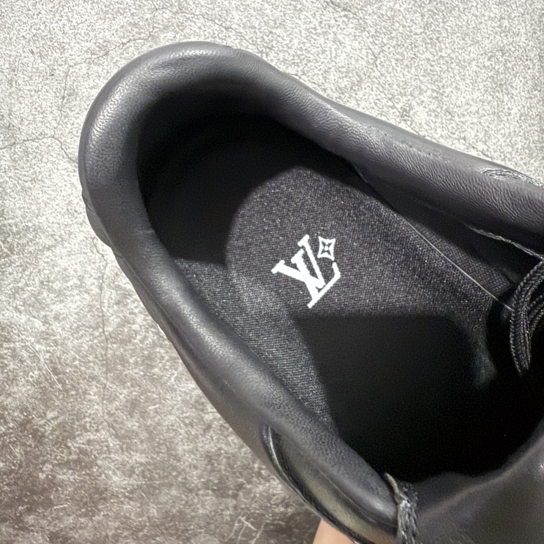 图片[9]-【专柜礼盒升级版】Louis Vuitton 2025 LV Footprint 情侣同款球鞋 市面最新版本 佛山高端品质 第一时间订入zp开发每个拼色的材质都是原版独家定制,与正品一致 做到对版对色大底开模高弹力环保发泡底 模具费都高达几十万 原版头层皮鞋面 压花都是按正品一比一打造开发 不偷半点料 不掺半点假 细节原版一致 可对比 全包套原版包装配件 最新包装大礼盒!! 目前市面一梯队级别 市场太杂请注意混卖版本 可区别材料 版型 质感 包装配件 一切肉眼可见的细节 法国巴黎百年奢侈品牌LV路易威登Louis Vuitton 尺码：38 39 40 41 42 43 44 45-选品中心