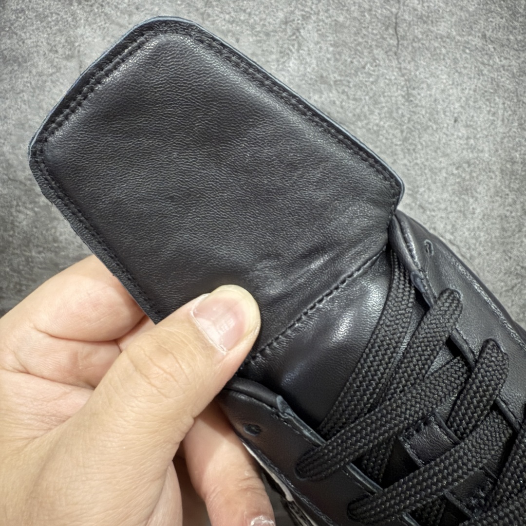 图片[7]-【专柜礼盒升级版】Louis Vuitton 2025 LV Footprint 情侣同款球鞋 市面最新版本 佛山高端品质 第一时间订入zp开发每个拼色的材质都是原版独家定制,与正品一致 做到对版对色大底开模高弹力环保发泡底 模具费都高达几十万 原版头层皮鞋面 压花都是按正品一比一打造开发 不偷半点料 不掺半点假 细节原版一致 可对比 全包套原版包装配件 最新包装大礼盒!! 目前市面一梯队级别 市场太杂请注意混卖版本 可区别材料 版型 质感 包装配件 一切肉眼可见的细节 法国巴黎百年奢侈品牌LV路易威登Louis Vuitton 尺码：38 39 40 41 42 43 44 45-选品中心