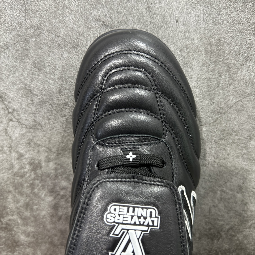 图片[5]-【专柜礼盒升级版】Louis Vuitton 2025 LV Footprint 情侣同款球鞋 市面最新版本 佛山高端品质 第一时间订入zp开发每个拼色的材质都是原版独家定制,与正品一致 做到对版对色大底开模高弹力环保发泡底 模具费都高达几十万 原版头层皮鞋面 压花都是按正品一比一打造开发 不偷半点料 不掺半点假 细节原版一致 可对比 全包套原版包装配件 最新包装大礼盒!! 目前市面一梯队级别 市场太杂请注意混卖版本 可区别材料 版型 质感 包装配件 一切肉眼可见的细节 法国巴黎百年奢侈品牌LV路易威登Louis Vuitton 尺码：38 39 40 41 42 43 44 45-选品中心