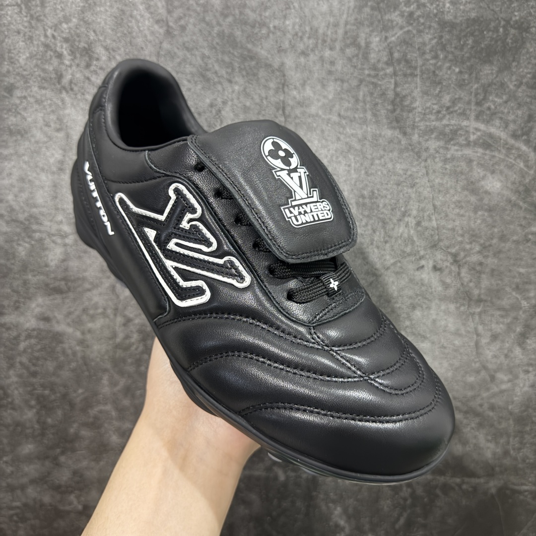 图片[3]-【专柜礼盒升级版】Louis Vuitton 2025 LV Footprint 情侣同款球鞋 市面最新版本 佛山高端品质 第一时间订入zp开发每个拼色的材质都是原版独家定制,与正品一致 做到对版对色大底开模高弹力环保发泡底 模具费都高达几十万 原版头层皮鞋面 压花都是按正品一比一打造开发 不偷半点料 不掺半点假 细节原版一致 可对比 全包套原版包装配件 最新包装大礼盒!! 目前市面一梯队级别 市场太杂请注意混卖版本 可区别材料 版型 质感 包装配件 一切肉眼可见的细节 法国巴黎百年奢侈品牌LV路易威登Louis Vuitton 尺码：38 39 40 41 42 43 44 45-选品中心