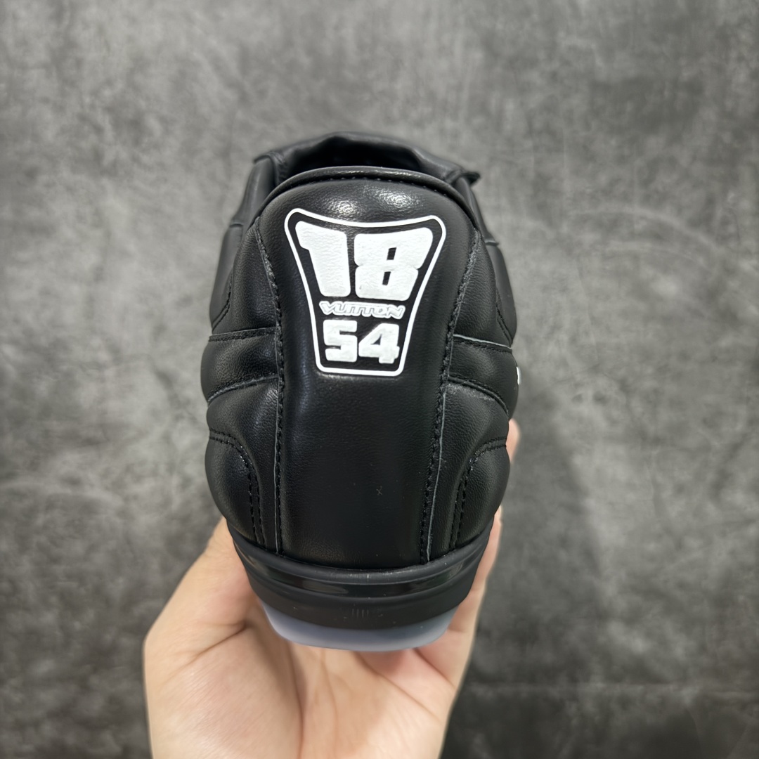 图片[4]-【专柜礼盒升级版】Louis Vuitton 2025 LV Footprint 情侣同款球鞋 市面最新版本 佛山高端品质 第一时间订入zp开发每个拼色的材质都是原版独家定制,与正品一致 做到对版对色大底开模高弹力环保发泡底 模具费都高达几十万 原版头层皮鞋面 压花都是按正品一比一打造开发 不偷半点料 不掺半点假 细节原版一致 可对比 全包套原版包装配件 最新包装大礼盒!! 目前市面一梯队级别 市场太杂请注意混卖版本 可区别材料 版型 质感 包装配件 一切肉眼可见的细节 法国巴黎百年奢侈品牌LV路易威登Louis Vuitton 尺码：38 39 40 41 42 43 44 45-选品中心