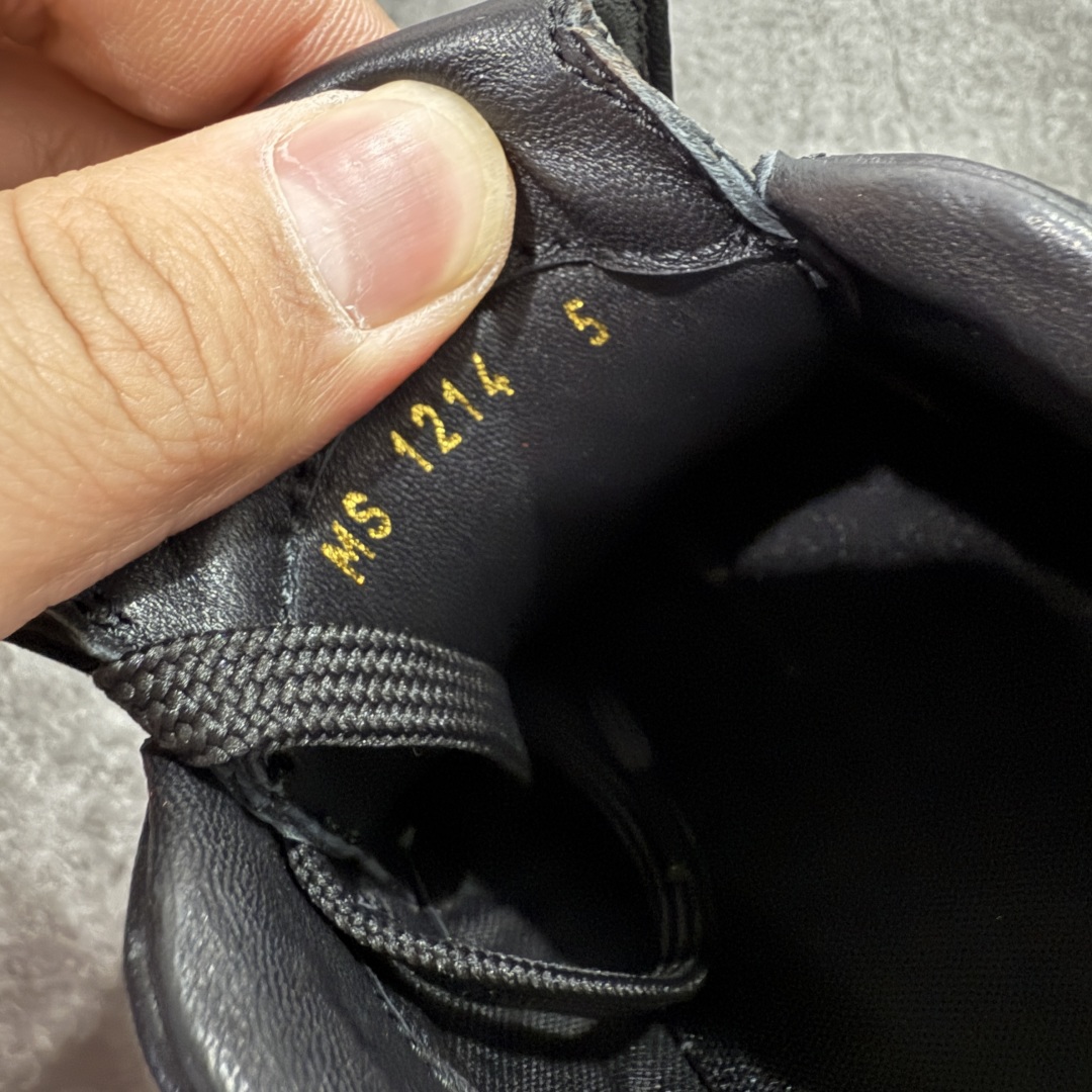 图片[8]-【专柜礼盒升级版】Louis Vuitton 2025 LV Footprint 情侣同款球鞋 市面最新版本 佛山高端品质 第一时间订入zp开发每个拼色的材质都是原版独家定制,与正品一致 做到对版对色大底开模高弹力环保发泡底 模具费都高达几十万 原版头层皮鞋面 压花都是按正品一比一打造开发 不偷半点料 不掺半点假 细节原版一致 可对比 全包套原版包装配件 最新包装大礼盒!! 目前市面一梯队级别 市场太杂请注意混卖版本 可区别材料 版型 质感 包装配件 一切肉眼可见的细节 法国巴黎百年奢侈品牌LV路易威登Louis Vuitton 尺码：38 39 40 41 42 43 44 45-选品中心