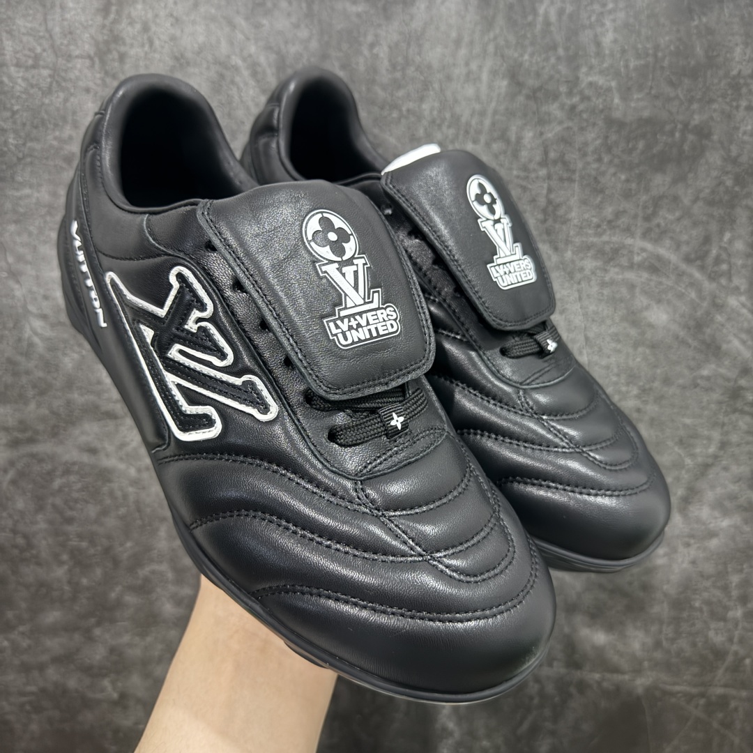 【专柜礼盒升级版】Louis Vuitton 2025 LV Footprint 情侣同款球鞋 市面最新版本 佛山高端品质 第一时间订入zp开发每个拼色的材质都是原版独家定制,与正品一致 做到对版对色大底开模高弹力环保发泡底 模具费都高达几十万 原版头层皮鞋面 压花都是按正品一比一打造开发 不偷半点料 不掺半点假 细节原版一致 可对比 全包套原版包装配件 最新包装大礼盒!! 目前市面一梯队级别 市场太杂请注意混卖版本 可区别材料 版型 质感 包装配件 一切肉眼可见的细节 法国巴黎百年奢侈品牌LV路易威登Louis Vuitton 尺码:38 39 40 41 42 43 44 45-选品中心