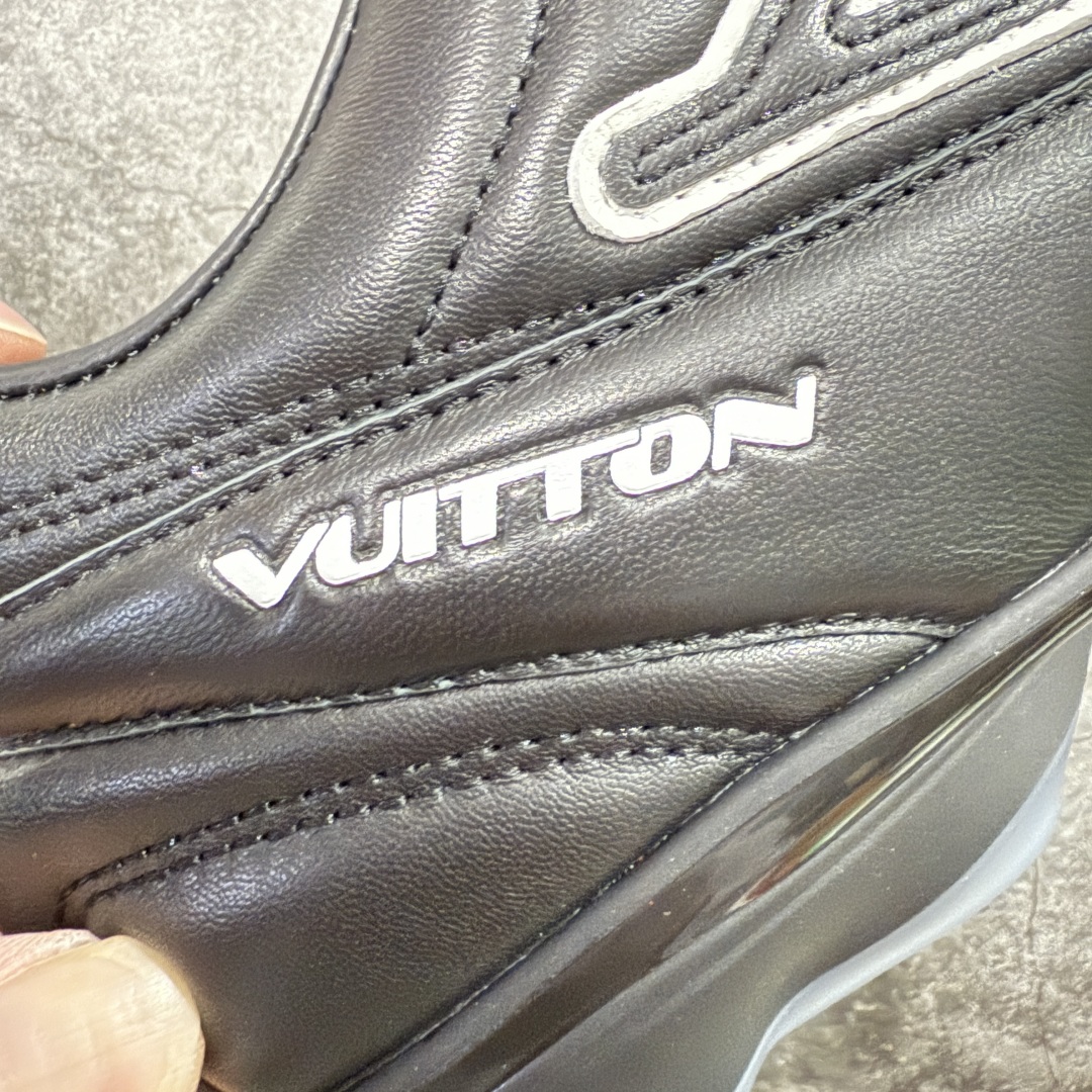 图片[3]-【专柜礼盒升级版】Louis Vuitton 2025 LV Footprint 情侣同款球鞋 市面最新版本 佛山高端品质 第一时间订入zp开发每个拼色的材质都是原版独家定制,与正品一致 做到对版对色大底开模高弹力环保发泡底 模具费都高达几十万 原版头层皮鞋面 压花都是按正品一比一打造开发 不偷半点料 不掺半点假 细节原版一致 可对比 全包套原版包装配件 最新包装大礼盒!! 目前市面一梯队级别 市场太杂请注意混卖版本 可区别材料 版型 质感 包装配件 一切肉眼可见的细节 法国巴黎百年奢侈品牌LV路易威登Louis Vuitton 尺码：38 39 40 41 42 43 44 45-选品中心