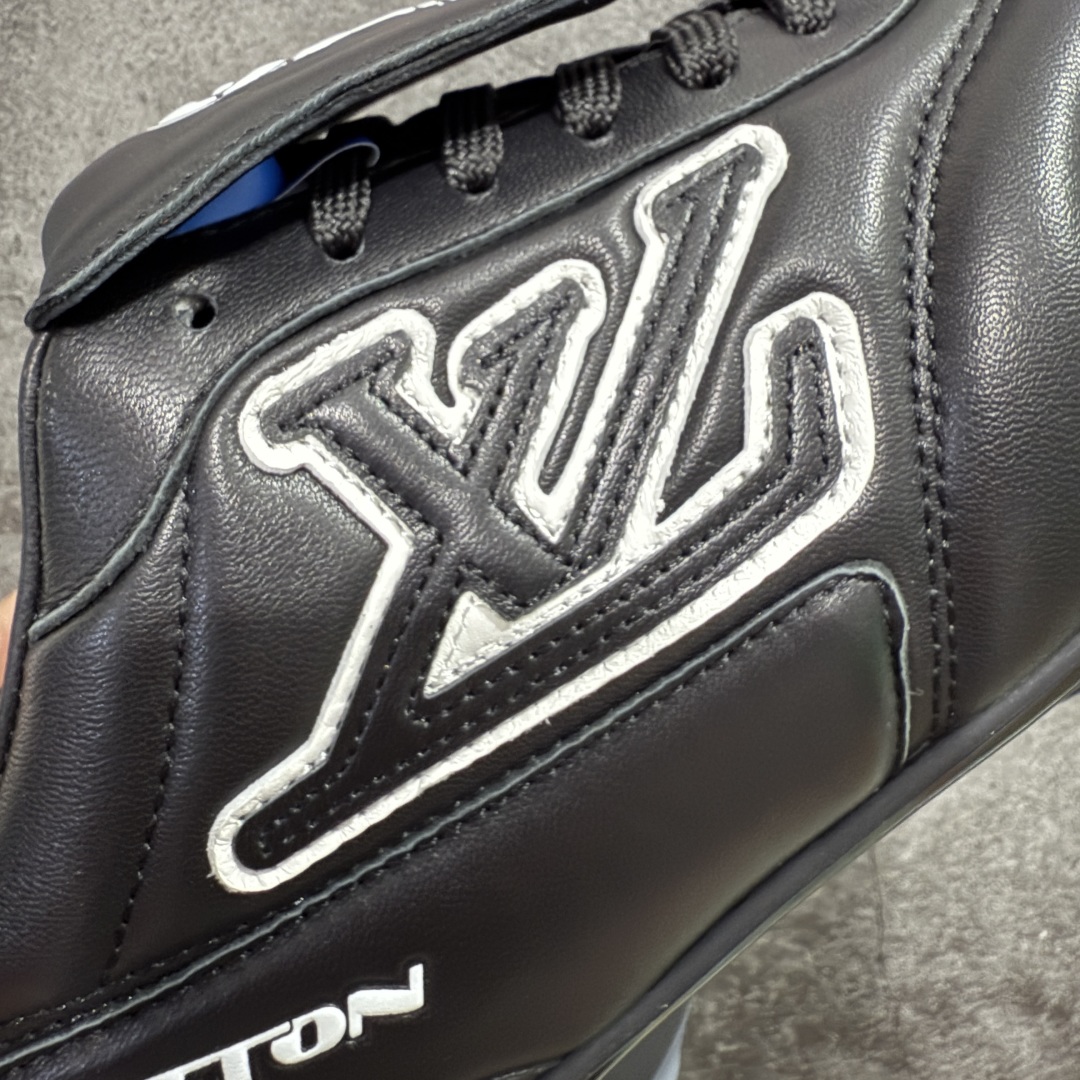 图片[4]-【专柜礼盒升级版】Louis Vuitton 2025 LV Footprint 情侣同款球鞋 市面最新版本 佛山高端品质 第一时间订入zp开发每个拼色的材质都是原版独家定制,与正品一致 做到对版对色大底开模高弹力环保发泡底 模具费都高达几十万 原版头层皮鞋面 压花都是按正品一比一打造开发 不偷半点料 不掺半点假 细节原版一致 可对比 全包套原版包装配件 最新包装大礼盒!! 目前市面一梯队级别 市场太杂请注意混卖版本 可区别材料 版型 质感 包装配件 一切肉眼可见的细节 法国巴黎百年奢侈品牌LV路易威登Louis Vuitton 尺码：38 39 40 41 42 43 44 45-选品中心