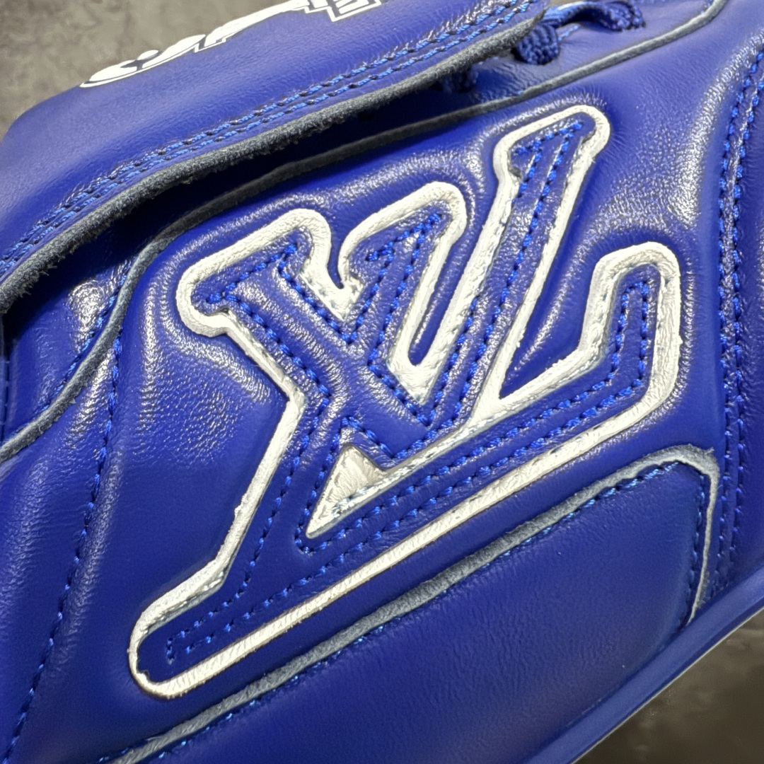 图片[4]-【专柜礼盒升级版】Louis Vuitton 2025 LV Footprint 情侣同款球鞋 市面最新版本 佛山高端品质 第一时间订入zp开发每个拼色的材质都是原版独家定制,与正品一致 做到对版对色大底开模高弹力环保发泡底 模具费都高达几十万 原版头层皮鞋面 压花都是按正品一比一打造开发 不偷半点料 不掺半点假 细节原版一致 可对比 全包套原版包装配件 最新包装大礼盒!! 目前市面一梯队级别 市场太杂请注意混卖版本 可区别材料 版型 质感 包装配件 一切肉眼可见的细节 法国巴黎百年奢侈品牌LV路易威登Louis Vuitton 尺码：38 39 40 41 42 43 44 45-选品中心