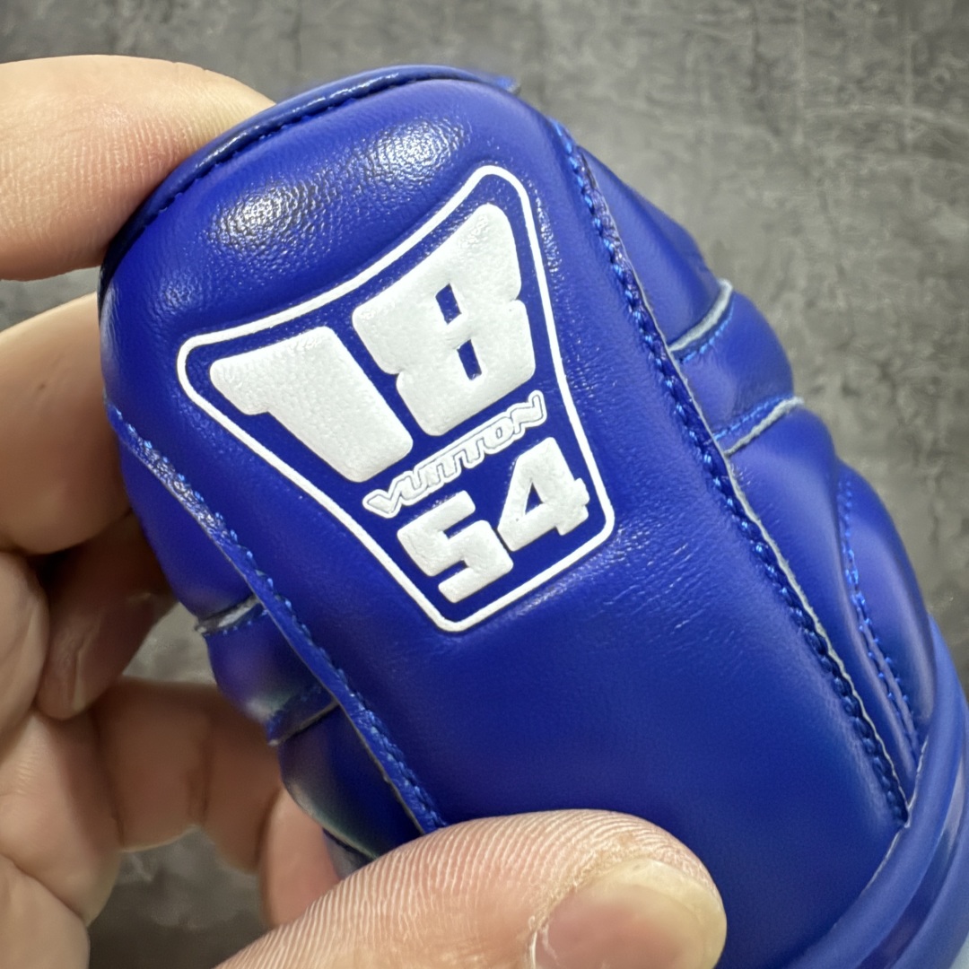 图片[2]-【专柜礼盒升级版】Louis Vuitton 2025 LV Footprint 情侣同款球鞋 市面最新版本 佛山高端品质 第一时间订入zp开发每个拼色的材质都是原版独家定制,与正品一致 做到对版对色大底开模高弹力环保发泡底 模具费都高达几十万 原版头层皮鞋面 压花都是按正品一比一打造开发 不偷半点料 不掺半点假 细节原版一致 可对比 全包套原版包装配件 最新包装大礼盒!! 目前市面一梯队级别 市场太杂请注意混卖版本 可区别材料 版型 质感 包装配件 一切肉眼可见的细节 法国巴黎百年奢侈品牌LV路易威登Louis Vuitton 尺码：38 39 40 41 42 43 44 45-选品中心