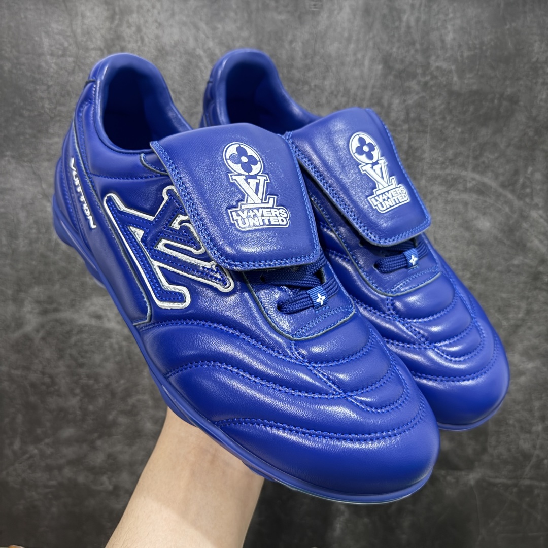 【专柜礼盒升级版】Louis Vuitton 2025 LV Footprint 情侣同款球鞋 市面最新版本 佛山高端品质 第一时间订入zp开发每个拼色的材质都是原版独家定制,与正品一致 做到对版对色大底开模高弹力环保发泡底 模具费都高达几十万 原版头层皮鞋面 压花都是按正品一比一打造开发 不偷半点料 不掺半点假 细节原版一致 可对比 全包套原版包装配件 最新包装大礼盒!! 目前市面一梯队级别 市场太杂请注意混卖版本 可区别材料 版型 质感 包装配件 一切肉眼可见的细节 法国巴黎百年奢侈品牌LV路易威登Louis Vuitton 尺码:38 39 40 41 42 43 44 45-选品中心