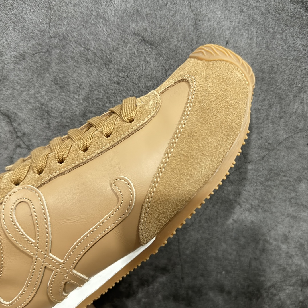 图片[6]-【广东纯原双层礼盒版】罗意威LOEWE 2025 | Ballet Runner2.0 新款芭蕾舞鞋 超级棒 不对称鞋头造型，作为LOEWE的标志性设计 超柔软，轻便且灵活的鞋底，新的波浪纹理橡胶外底，延伸至鞋头，升级的柔软皮革内衬和鞋床，提供最大舒适感，后跟有3D注塑橡胶徽标，真皮和皮料混搭彰显复古风格 内增高拼色德训鞋 阿甘鞋 小白鞋 拼色拼接鞋面 非常高级隐藏式小内增高 脚后跟设计新颖 柔软舒适 会被评为年度最舒适的暴走鞋 如履平地 原版细节 鞋面由进口麂皮 牛皮 原版布拼接 牛皮垫脚 原版定制磨具组合大底 原盒包装 ms内娱明星杨幂等众多同款上脚 小红书 一系列素材图 极具爆款。 尺码 35-45-选品中心