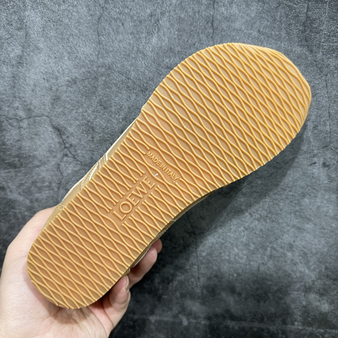 图片[9]-【广东纯原双层礼盒版】罗意威LOEWE 2025 | Ballet Runner2.0 新款芭蕾舞鞋 超级棒 不对称鞋头造型，作为LOEWE的标志性设计 超柔软，轻便且灵活的鞋底，新的波浪纹理橡胶外底，延伸至鞋头，升级的柔软皮革内衬和鞋床，提供最大舒适感，后跟有3D注塑橡胶徽标，真皮和皮料混搭彰显复古风格 内增高拼色德训鞋 阿甘鞋 小白鞋 拼色拼接鞋面 非常高级隐藏式小内增高 脚后跟设计新颖 柔软舒适 会被评为年度最舒适的暴走鞋 如履平地 原版细节 鞋面由进口麂皮 牛皮 原版布拼接 牛皮垫脚 原版定制磨具组合大底 原盒包装 ms内娱明星杨幂等众多同款上脚 小红书 一系列素材图 极具爆款。 尺码 35-45-选品中心