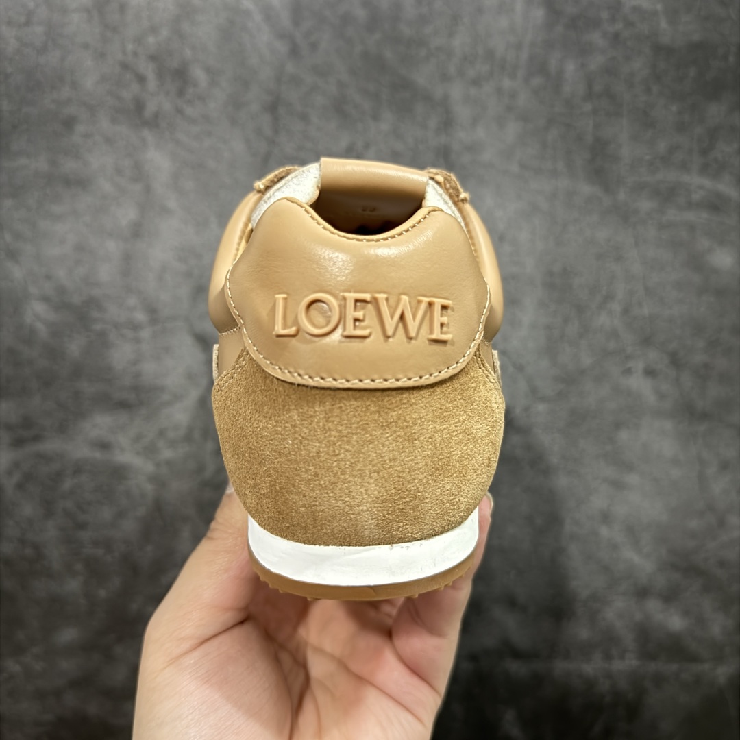 图片[4]-【广东纯原双层礼盒版】罗意威LOEWE 2025 | Ballet Runner2.0 新款芭蕾舞鞋 超级棒 不对称鞋头造型，作为LOEWE的标志性设计 超柔软，轻便且灵活的鞋底，新的波浪纹理橡胶外底，延伸至鞋头，升级的柔软皮革内衬和鞋床，提供最大舒适感，后跟有3D注塑橡胶徽标，真皮和皮料混搭彰显复古风格 内增高拼色德训鞋 阿甘鞋 小白鞋 拼色拼接鞋面 非常高级隐藏式小内增高 脚后跟设计新颖 柔软舒适 会被评为年度最舒适的暴走鞋 如履平地 原版细节 鞋面由进口麂皮 牛皮 原版布拼接 牛皮垫脚 原版定制磨具组合大底 原盒包装 ms内娱明星杨幂等众多同款上脚 小红书 一系列素材图 极具爆款。 尺码 35-45-选品中心
