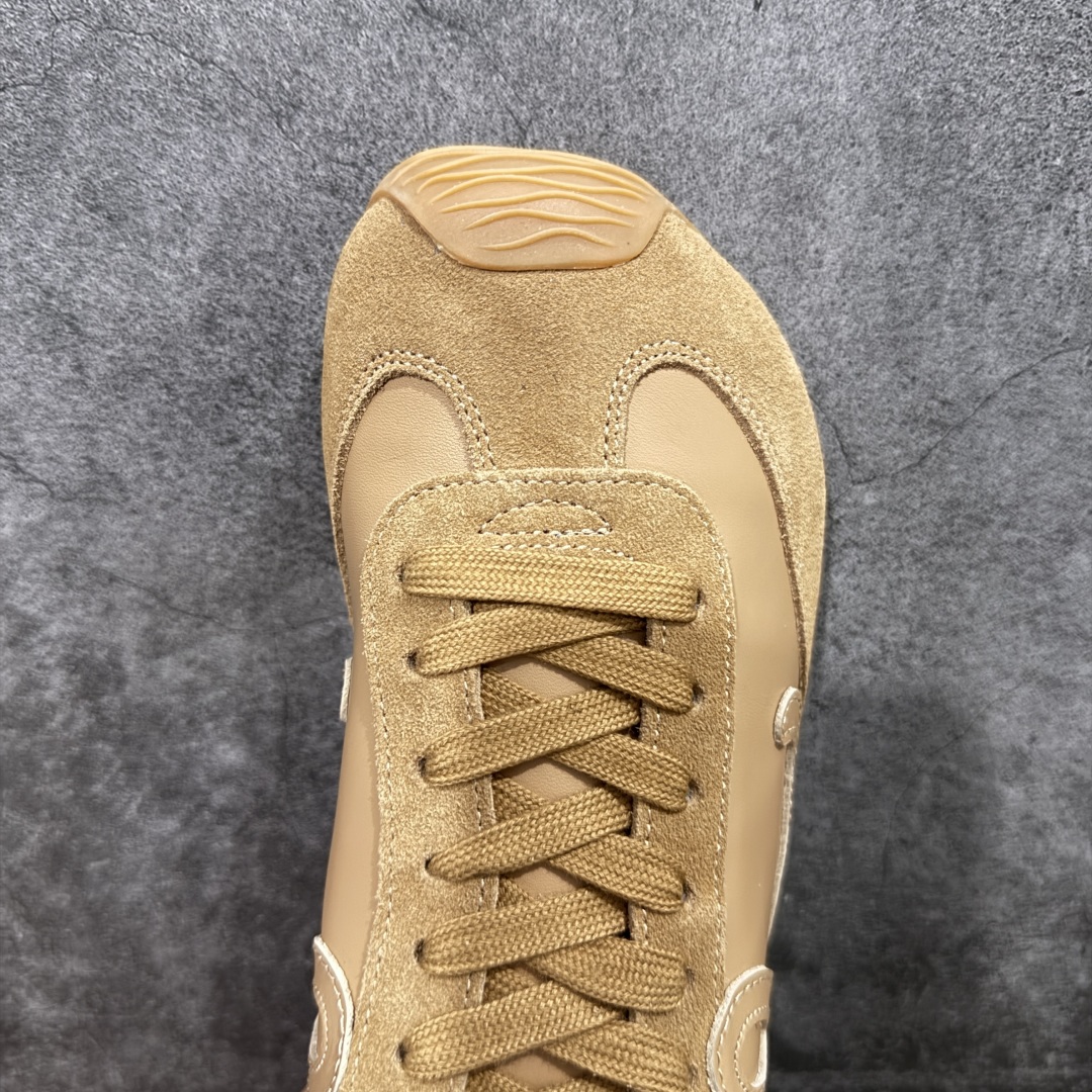 图片[5]-【广东纯原双层礼盒版】罗意威LOEWE 2025 | Ballet Runner2.0 新款芭蕾舞鞋 超级棒 不对称鞋头造型，作为LOEWE的标志性设计 超柔软，轻便且灵活的鞋底，新的波浪纹理橡胶外底，延伸至鞋头，升级的柔软皮革内衬和鞋床，提供最大舒适感，后跟有3D注塑橡胶徽标，真皮和皮料混搭彰显复古风格 内增高拼色德训鞋 阿甘鞋 小白鞋 拼色拼接鞋面 非常高级隐藏式小内增高 脚后跟设计新颖 柔软舒适 会被评为年度最舒适的暴走鞋 如履平地 原版细节 鞋面由进口麂皮 牛皮 原版布拼接 牛皮垫脚 原版定制磨具组合大底 原盒包装 ms内娱明星杨幂等众多同款上脚 小红书 一系列素材图 极具爆款。 尺码 35-45-选品中心