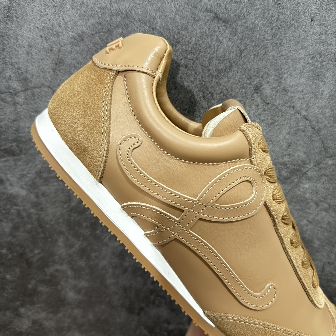 图片[7]-【广东纯原双层礼盒版】罗意威LOEWE 2025 | Ballet Runner2.0 新款芭蕾舞鞋 超级棒 不对称鞋头造型，作为LOEWE的标志性设计 超柔软，轻便且灵活的鞋底，新的波浪纹理橡胶外底，延伸至鞋头，升级的柔软皮革内衬和鞋床，提供最大舒适感，后跟有3D注塑橡胶徽标，真皮和皮料混搭彰显复古风格 内增高拼色德训鞋 阿甘鞋 小白鞋 拼色拼接鞋面 非常高级隐藏式小内增高 脚后跟设计新颖 柔软舒适 会被评为年度最舒适的暴走鞋 如履平地 原版细节 鞋面由进口麂皮 牛皮 原版布拼接 牛皮垫脚 原版定制磨具组合大底 原盒包装 ms内娱明星杨幂等众多同款上脚 小红书 一系列素材图 极具爆款。 尺码 35-45-选品中心