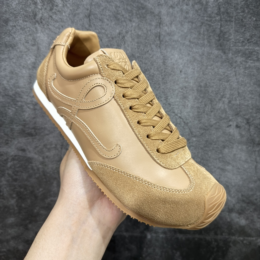 图片[3]-【广东纯原双层礼盒版】罗意威LOEWE 2025 | Ballet Runner2.0 新款芭蕾舞鞋 超级棒 不对称鞋头造型，作为LOEWE的标志性设计 超柔软，轻便且灵活的鞋底，新的波浪纹理橡胶外底，延伸至鞋头，升级的柔软皮革内衬和鞋床，提供最大舒适感，后跟有3D注塑橡胶徽标，真皮和皮料混搭彰显复古风格 内增高拼色德训鞋 阿甘鞋 小白鞋 拼色拼接鞋面 非常高级隐藏式小内增高 脚后跟设计新颖 柔软舒适 会被评为年度最舒适的暴走鞋 如履平地 原版细节 鞋面由进口麂皮 牛皮 原版布拼接 牛皮垫脚 原版定制磨具组合大底 原盒包装 ms内娱明星杨幂等众多同款上脚 小红书 一系列素材图 极具爆款。 尺码 35-45-选品中心