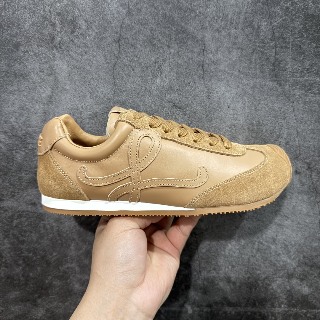 【广东纯原双层礼盒版】罗意威LOEWE 2025 | Ballet Runner2.0 新款芭蕾舞鞋 超级棒 不对称鞋头造型,作为LOEWE的标志性设计 超柔软,轻便且灵活的鞋底,新的波浪纹理橡胶外底,延伸至鞋头,升级的柔软皮革内衬和鞋床,提供最大舒适感,后跟有3D注塑橡胶徽标,真皮和皮料混搭彰显复古风格 内增高拼色德训鞋 阿甘鞋 小白鞋 拼色拼接鞋面 非常高级隐藏式小内增高 脚后跟设计新颖 柔软舒适 会被评为年度最舒适的暴走鞋 如履平地 原版细节 鞋面由进口麂皮 牛皮 原版布拼接 牛皮垫脚 原版定制磨具组合大底 原盒包装 ms内娱明星杨幂等众多同款上脚 小红书 一系列素材图 极具爆款。 尺码 35-45-选品中心