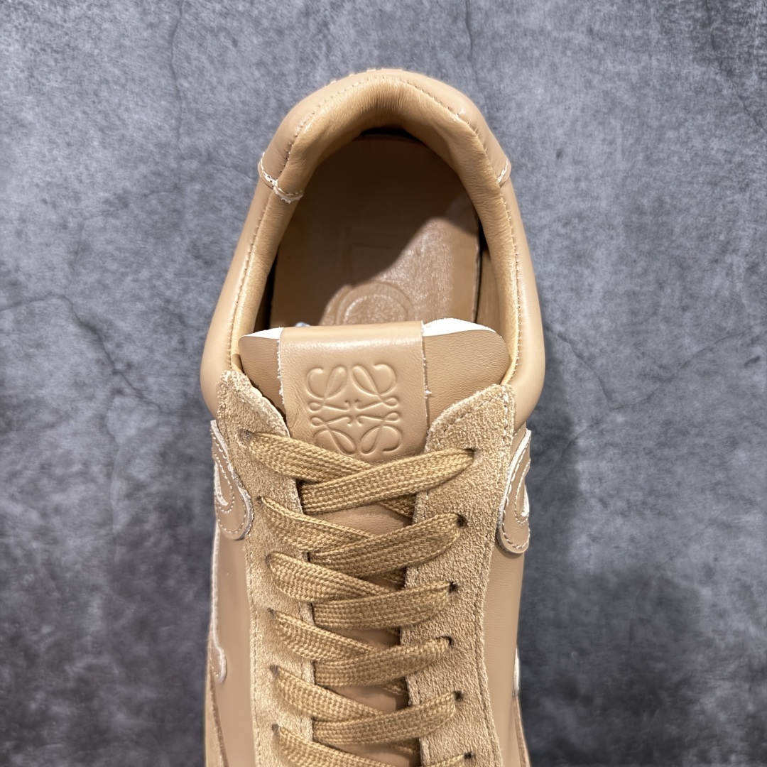 图片[8]-【广东纯原双层礼盒版】罗意威LOEWE 2025 | Ballet Runner2.0 新款芭蕾舞鞋 超级棒 不对称鞋头造型，作为LOEWE的标志性设计 超柔软，轻便且灵活的鞋底，新的波浪纹理橡胶外底，延伸至鞋头，升级的柔软皮革内衬和鞋床，提供最大舒适感，后跟有3D注塑橡胶徽标，真皮和皮料混搭彰显复古风格 内增高拼色德训鞋 阿甘鞋 小白鞋 拼色拼接鞋面 非常高级隐藏式小内增高 脚后跟设计新颖 柔软舒适 会被评为年度最舒适的暴走鞋 如履平地 原版细节 鞋面由进口麂皮 牛皮 原版布拼接 牛皮垫脚 原版定制磨具组合大底 原盒包装 ms内娱明星杨幂等众多同款上脚 小红书 一系列素材图 极具爆款。 尺码 35-45-选品中心