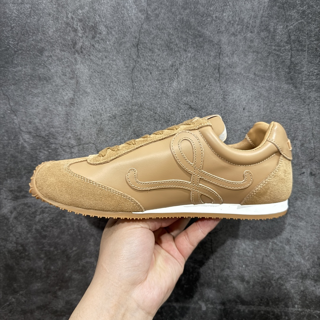 图片[2]-【广东纯原双层礼盒版】罗意威LOEWE 2025 | Ballet Runner2.0 新款芭蕾舞鞋 超级棒 不对称鞋头造型，作为LOEWE的标志性设计 超柔软，轻便且灵活的鞋底，新的波浪纹理橡胶外底，延伸至鞋头，升级的柔软皮革内衬和鞋床，提供最大舒适感，后跟有3D注塑橡胶徽标，真皮和皮料混搭彰显复古风格 内增高拼色德训鞋 阿甘鞋 小白鞋 拼色拼接鞋面 非常高级隐藏式小内增高 脚后跟设计新颖 柔软舒适 会被评为年度最舒适的暴走鞋 如履平地 原版细节 鞋面由进口麂皮 牛皮 原版布拼接 牛皮垫脚 原版定制磨具组合大底 原盒包装 ms内娱明星杨幂等众多同款上脚 小红书 一系列素材图 极具爆款。 尺码 35-45-选品中心