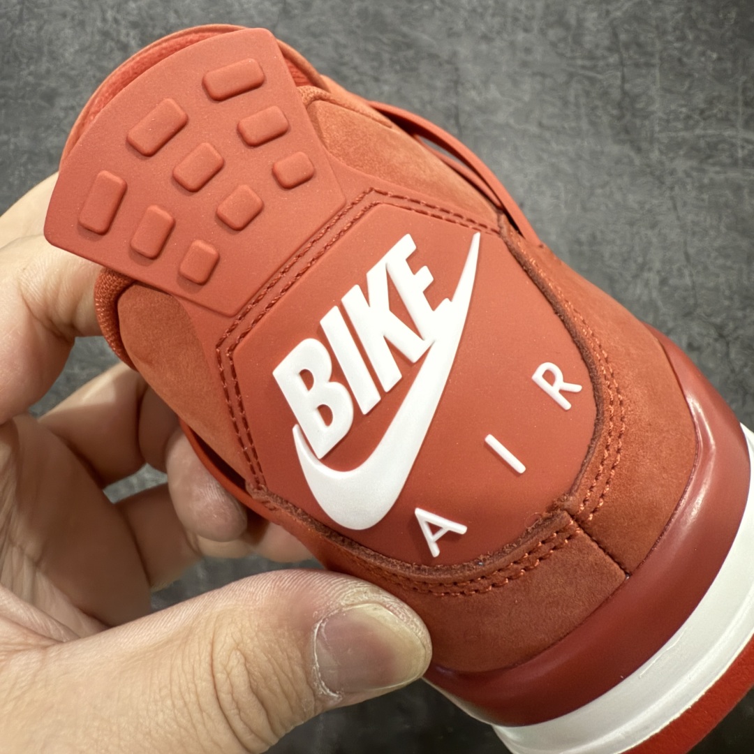 图片[2]-【首发纯原版】Nigel Sylvester x Air Jordan AJ4 “Brick by Brick” 联名红砖 货号：HF4340-800 以纽约市标志性的红砖为主题，这也是 Nigel 致敬家乡的方式，象征了他 BMX 事业的起点。整体鞋款有着醒目的橙红色调，多种皮革材质的应用又带来丰富的视觉层次，细腻的质感拼合，凸显了这双鞋不同于常规的身份。除了鞋头带有一个小小的 Swoosh 外，这双鞋还将后跟巧妙的改成了 BIKE AIR，为 Air Jordan 4 经典鞋型加入了新的元素，让熟悉这个鞋型的玩家有更为新鲜的视觉体验。同时，从官图可以看出，AJ4 标志性的透气网格下，暗藏 3M 反光设定，弱光环境中也能释放出高亮警示，对于骑行来说也是必备的安全举措。鞋盒封绘也采用红装图案诠释，进一步回应主题。尺码：40 40.5 41 42 42.5 43 44 44.5 45 46 47.5-选品中心