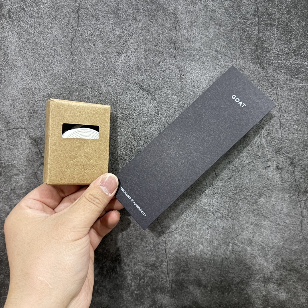 图片[12]-【首发纯原版】Nigel Sylvester x Air Jordan AJ4 “Brick by Brick” 联名红砖 货号：HF4340-800 以纽约市标志性的红砖为主题，这也是 Nigel 致敬家乡的方式，象征了他 BMX 事业的起点。整体鞋款有着醒目的橙红色调，多种皮革材质的应用又带来丰富的视觉层次，细腻的质感拼合，凸显了这双鞋不同于常规的身份。除了鞋头带有一个小小的 Swoosh 外，这双鞋还将后跟巧妙的改成了 BIKE AIR，为 Air Jordan 4 经典鞋型加入了新的元素，让熟悉这个鞋型的玩家有更为新鲜的视觉体验。同时，从官图可以看出，AJ4 标志性的透气网格下，暗藏 3M 反光设定，弱光环境中也能释放出高亮警示，对于骑行来说也是必备的安全举措。鞋盒封绘也采用红装图案诠释，进一步回应主题。尺码：40 40.5 41 42 42.5 43 44 44.5 45 46 47.5-选品中心