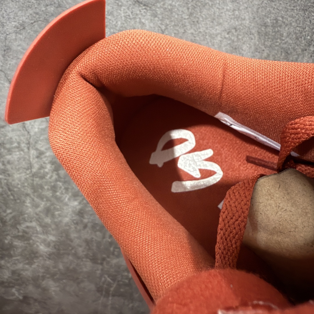 图片[9]-【首发纯原版】Nigel Sylvester x Air Jordan AJ4 “Brick by Brick” 联名红砖 货号：HF4340-800 以纽约市标志性的红砖为主题，这也是 Nigel 致敬家乡的方式，象征了他 BMX 事业的起点。整体鞋款有着醒目的橙红色调，多种皮革材质的应用又带来丰富的视觉层次，细腻的质感拼合，凸显了这双鞋不同于常规的身份。除了鞋头带有一个小小的 Swoosh 外，这双鞋还将后跟巧妙的改成了 BIKE AIR，为 Air Jordan 4 经典鞋型加入了新的元素，让熟悉这个鞋型的玩家有更为新鲜的视觉体验。同时，从官图可以看出，AJ4 标志性的透气网格下，暗藏 3M 反光设定，弱光环境中也能释放出高亮警示，对于骑行来说也是必备的安全举措。鞋盒封绘也采用红装图案诠释，进一步回应主题。尺码：40 40.5 41 42 42.5 43 44 44.5 45 46 47.5-选品中心