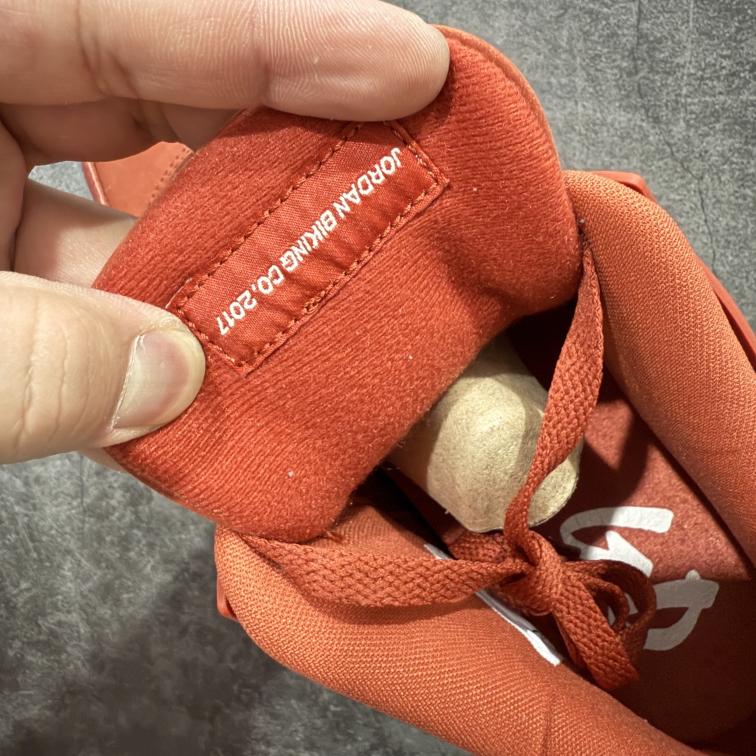 图片[8]-【首发纯原版】Nigel Sylvester x Air Jordan AJ4 “Brick by Brick” 联名红砖 货号：HF4340-800 以纽约市标志性的红砖为主题，这也是 Nigel 致敬家乡的方式，象征了他 BMX 事业的起点。整体鞋款有着醒目的橙红色调，多种皮革材质的应用又带来丰富的视觉层次，细腻的质感拼合，凸显了这双鞋不同于常规的身份。除了鞋头带有一个小小的 Swoosh 外，这双鞋还将后跟巧妙的改成了 BIKE AIR，为 Air Jordan 4 经典鞋型加入了新的元素，让熟悉这个鞋型的玩家有更为新鲜的视觉体验。同时，从官图可以看出，AJ4 标志性的透气网格下，暗藏 3M 反光设定，弱光环境中也能释放出高亮警示，对于骑行来说也是必备的安全举措。鞋盒封绘也采用红装图案诠释，进一步回应主题。尺码：40 40.5 41 42 42.5 43 44 44.5 45 46 47.5-选品中心