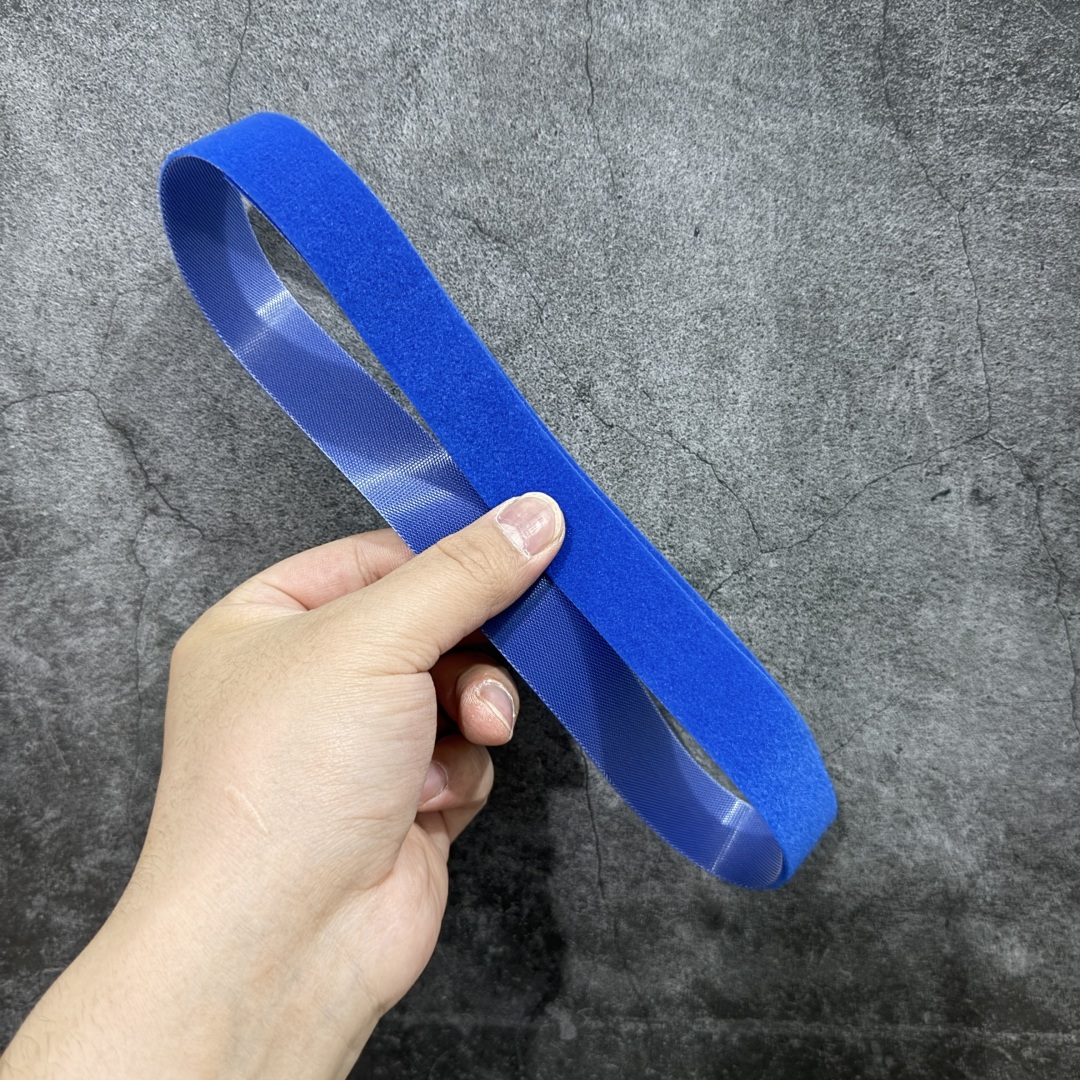 图片[13]-【首发纯原版】Nigel Sylvester x Air Jordan AJ4 “Brick by Brick” 联名红砖 货号：HF4340-800 以纽约市标志性的红砖为主题，这也是 Nigel 致敬家乡的方式，象征了他 BMX 事业的起点。整体鞋款有着醒目的橙红色调，多种皮革材质的应用又带来丰富的视觉层次，细腻的质感拼合，凸显了这双鞋不同于常规的身份。除了鞋头带有一个小小的 Swoosh 外，这双鞋还将后跟巧妙的改成了 BIKE AIR，为 Air Jordan 4 经典鞋型加入了新的元素，让熟悉这个鞋型的玩家有更为新鲜的视觉体验。同时，从官图可以看出，AJ4 标志性的透气网格下，暗藏 3M 反光设定，弱光环境中也能释放出高亮警示，对于骑行来说也是必备的安全举措。鞋盒封绘也采用红装图案诠释，进一步回应主题。尺码：40 40.5 41 42 42.5 43 44 44.5 45 46 47.5-选品中心