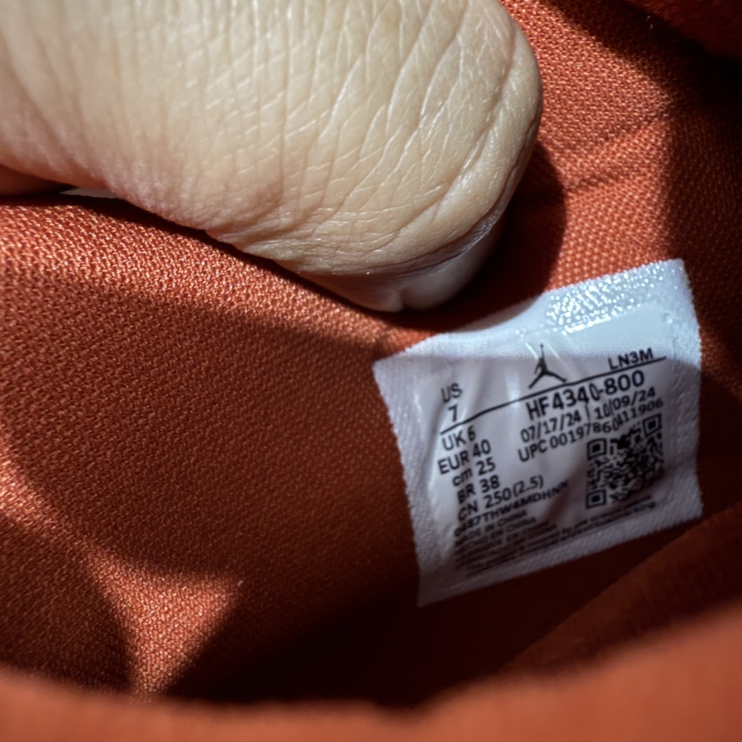 图片[10]-【首发纯原版】Nigel Sylvester x Air Jordan AJ4 “Brick by Brick” 联名红砖 货号：HF4340-800 以纽约市标志性的红砖为主题，这也是 Nigel 致敬家乡的方式，象征了他 BMX 事业的起点。整体鞋款有着醒目的橙红色调，多种皮革材质的应用又带来丰富的视觉层次，细腻的质感拼合，凸显了这双鞋不同于常规的身份。除了鞋头带有一个小小的 Swoosh 外，这双鞋还将后跟巧妙的改成了 BIKE AIR，为 Air Jordan 4 经典鞋型加入了新的元素，让熟悉这个鞋型的玩家有更为新鲜的视觉体验。同时，从官图可以看出，AJ4 标志性的透气网格下，暗藏 3M 反光设定，弱光环境中也能释放出高亮警示，对于骑行来说也是必备的安全举措。鞋盒封绘也采用红装图案诠释，进一步回应主题。尺码：40 40.5 41 42 42.5 43 44 44.5 45 46 47.5-选品中心