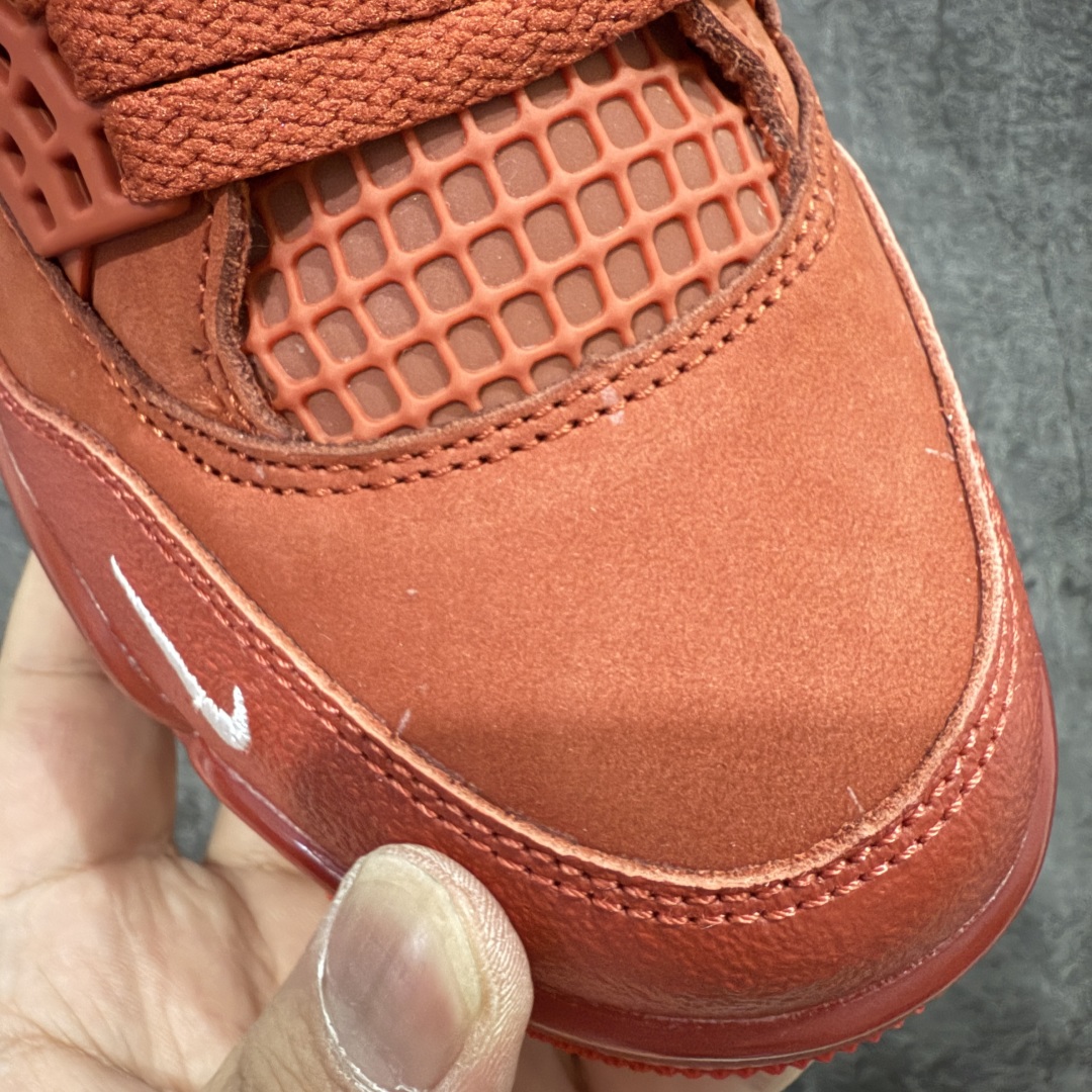 图片[6]-【首发纯原版】Nigel Sylvester x Air Jordan AJ4 “Brick by Brick” 联名红砖 货号：HF4340-800 以纽约市标志性的红砖为主题，这也是 Nigel 致敬家乡的方式，象征了他 BMX 事业的起点。整体鞋款有着醒目的橙红色调，多种皮革材质的应用又带来丰富的视觉层次，细腻的质感拼合，凸显了这双鞋不同于常规的身份。除了鞋头带有一个小小的 Swoosh 外，这双鞋还将后跟巧妙的改成了 BIKE AIR，为 Air Jordan 4 经典鞋型加入了新的元素，让熟悉这个鞋型的玩家有更为新鲜的视觉体验。同时，从官图可以看出，AJ4 标志性的透气网格下，暗藏 3M 反光设定，弱光环境中也能释放出高亮警示，对于骑行来说也是必备的安全举措。鞋盒封绘也采用红装图案诠释，进一步回应主题。尺码：40 40.5 41 42 42.5 43 44 44.5 45 46 47.5-选品中心