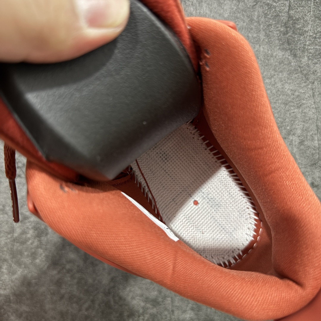 图片[11]-【首发纯原版】Nigel Sylvester x Air Jordan AJ4 “Brick by Brick” 联名红砖 货号：HF4340-800 以纽约市标志性的红砖为主题，这也是 Nigel 致敬家乡的方式，象征了他 BMX 事业的起点。整体鞋款有着醒目的橙红色调，多种皮革材质的应用又带来丰富的视觉层次，细腻的质感拼合，凸显了这双鞋不同于常规的身份。除了鞋头带有一个小小的 Swoosh 外，这双鞋还将后跟巧妙的改成了 BIKE AIR，为 Air Jordan 4 经典鞋型加入了新的元素，让熟悉这个鞋型的玩家有更为新鲜的视觉体验。同时，从官图可以看出，AJ4 标志性的透气网格下，暗藏 3M 反光设定，弱光环境中也能释放出高亮警示，对于骑行来说也是必备的安全举措。鞋盒封绘也采用红装图案诠释，进一步回应主题。尺码：40 40.5 41 42 42.5 43 44 44.5 45 46 47.5-选品中心